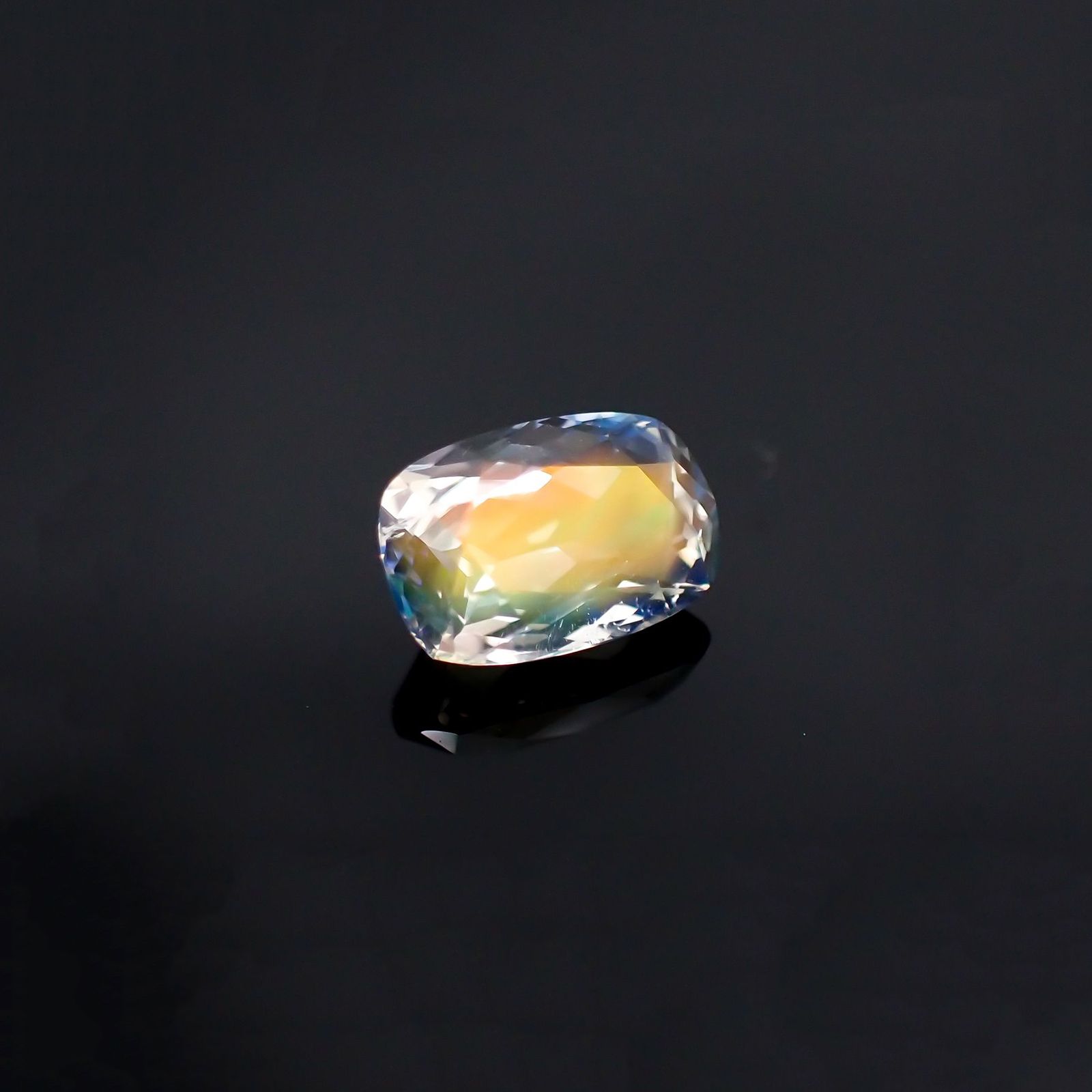 レインボームーンストーン(宝石名ラブラドライト) マダガスカル産 1.131ct ソ付(彩珠)[210611249]7.9×5.4mm前後
