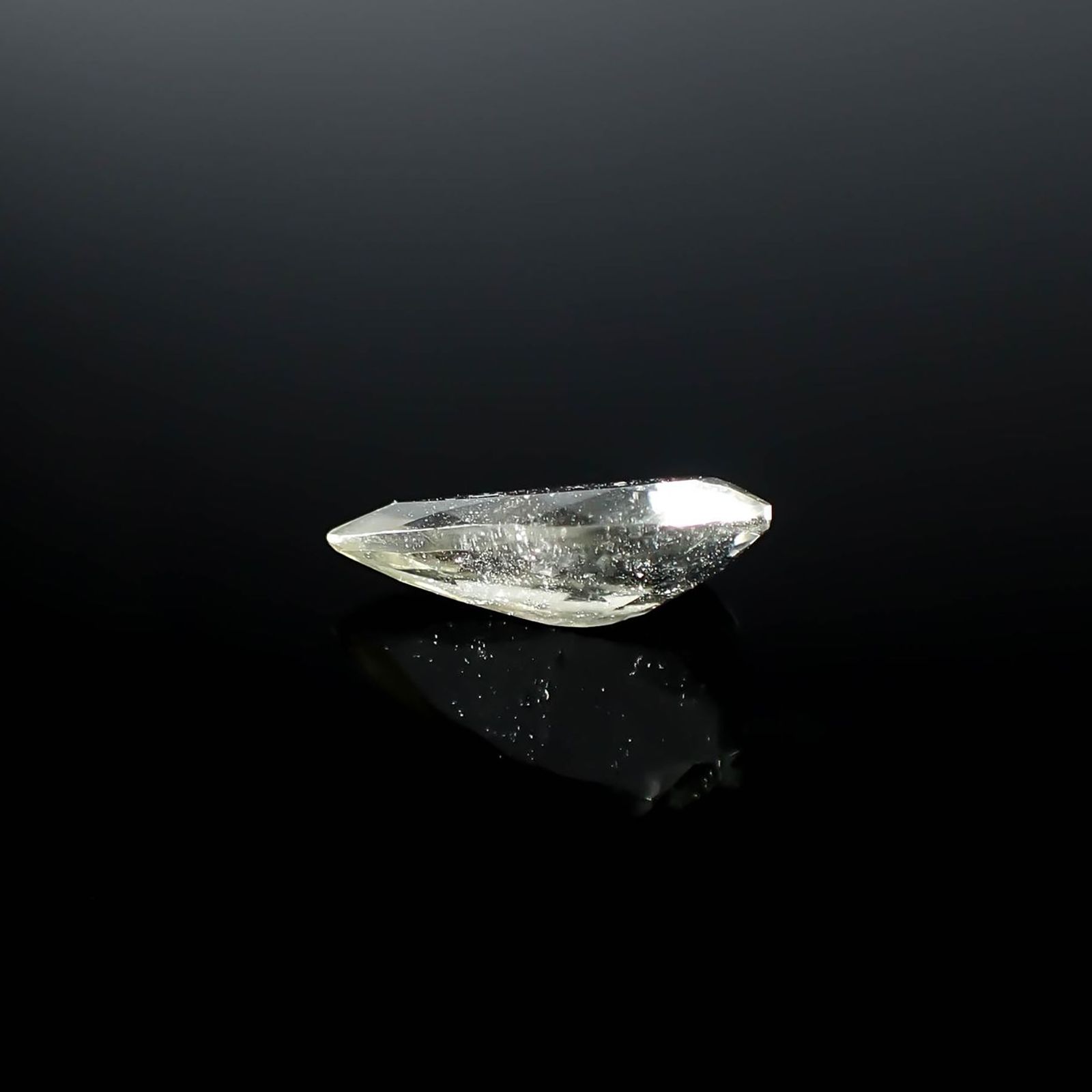 リビアングラス 発見地：エジプト・リビア砂漠 2.74ct / 14.5x9.8mm前後 [251131308]