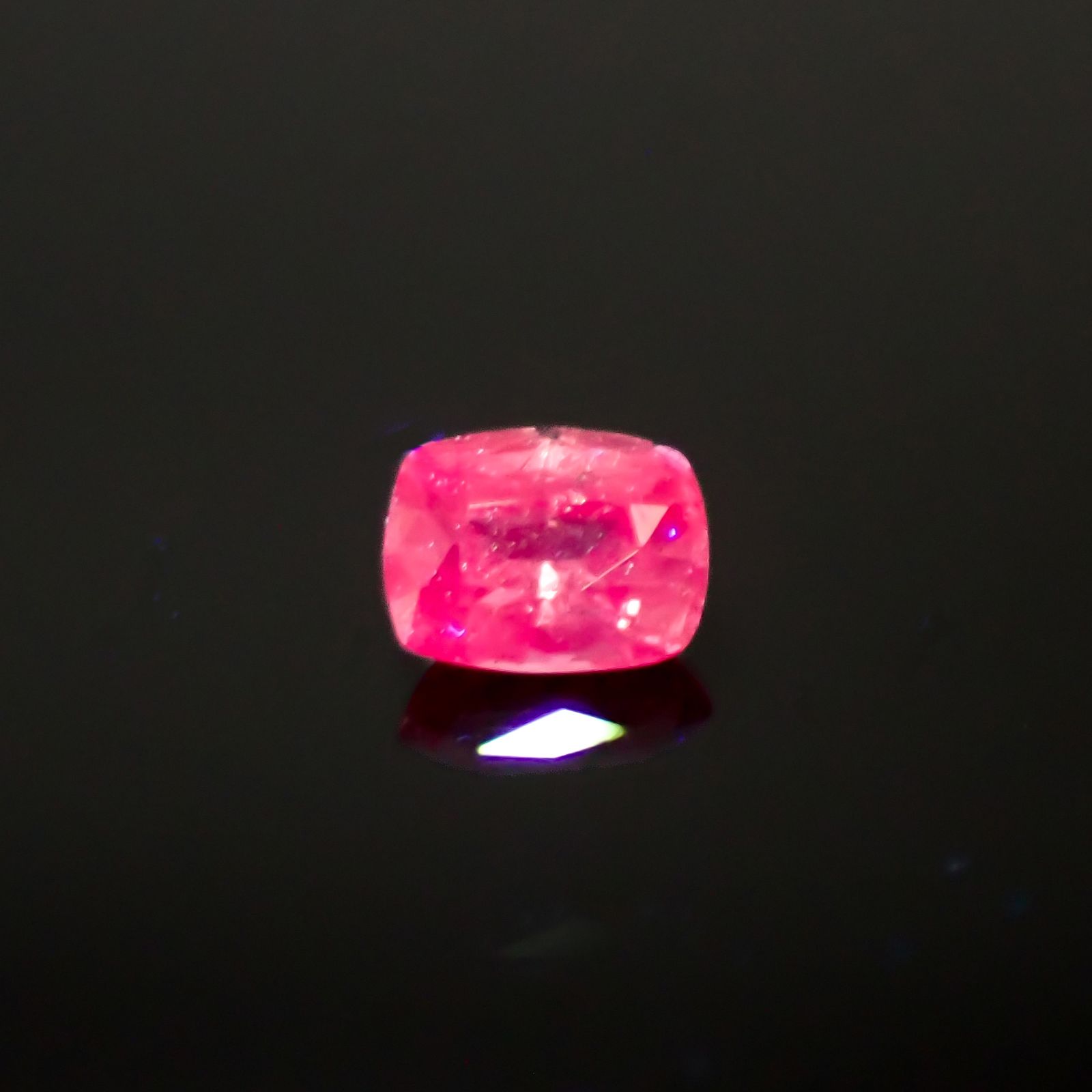 パープルサファイア 非加熱 パキスタン・カシミール地方産 0.37ct[240628403]4.5x3.4mm前後