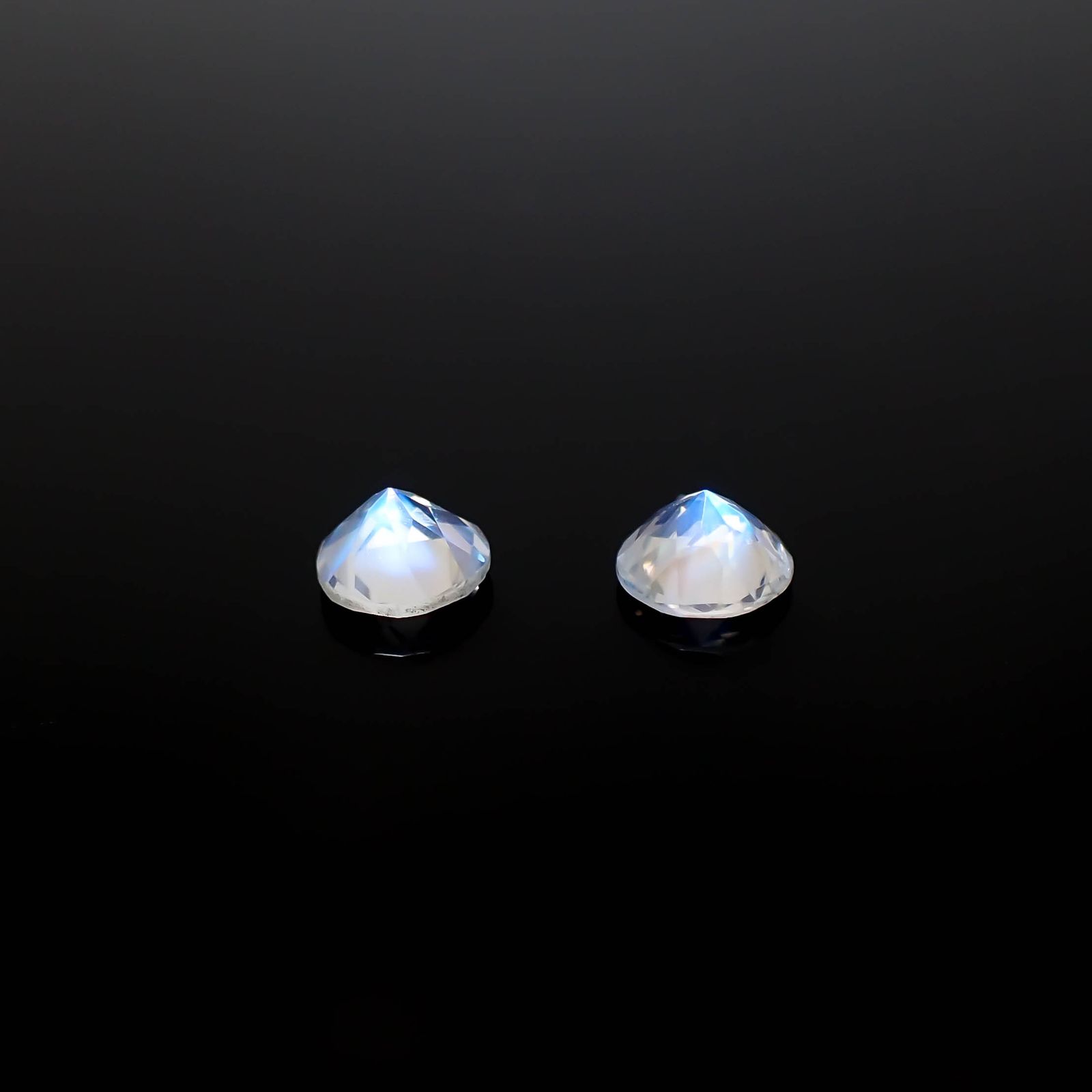 ◇ペアセット◇レインボームーンストーン インド・ビハール産 0.81ct(2pcs合計) 識別済[250430310]5.1x5.1mm前後