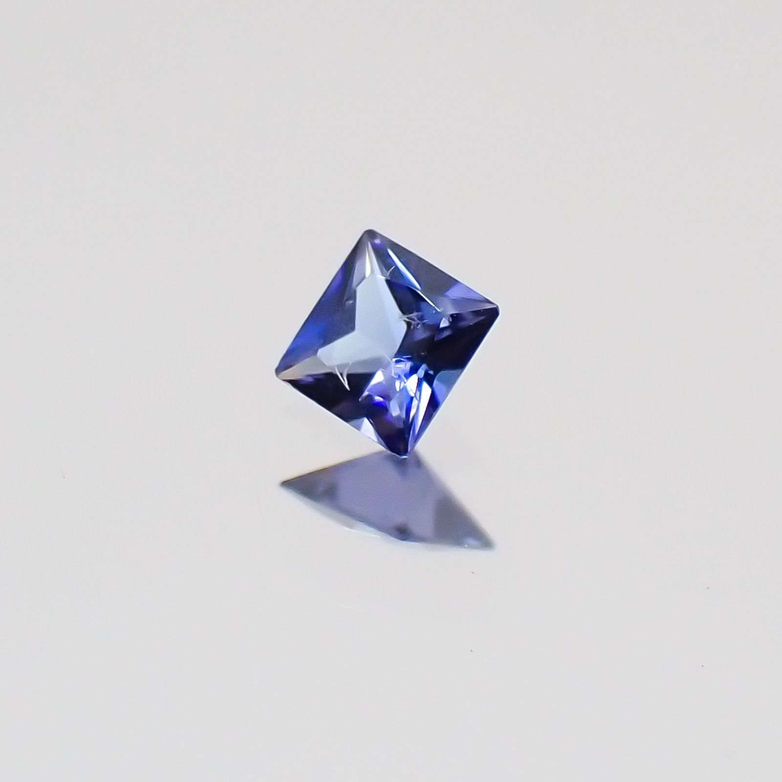 ◇プリンセスカット◇ベニトアイト アメリカ産 ルース 0.034ct[21019041]2×1.9mm前後