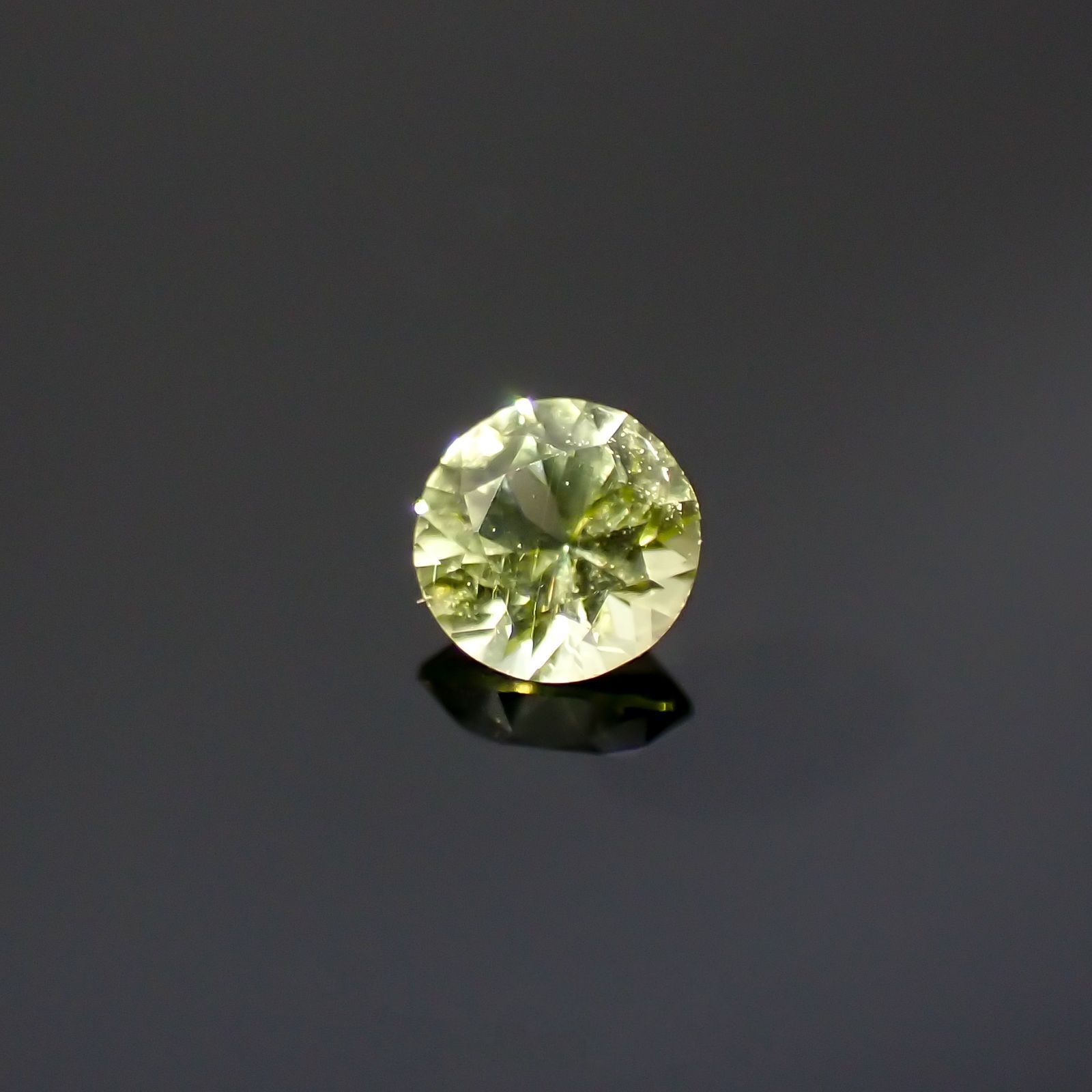 パラサイティックペリドット(宝石名ペリドット)採取地：ロシア 0.065ct 識別済[220616237]2.5x2.5mm前後