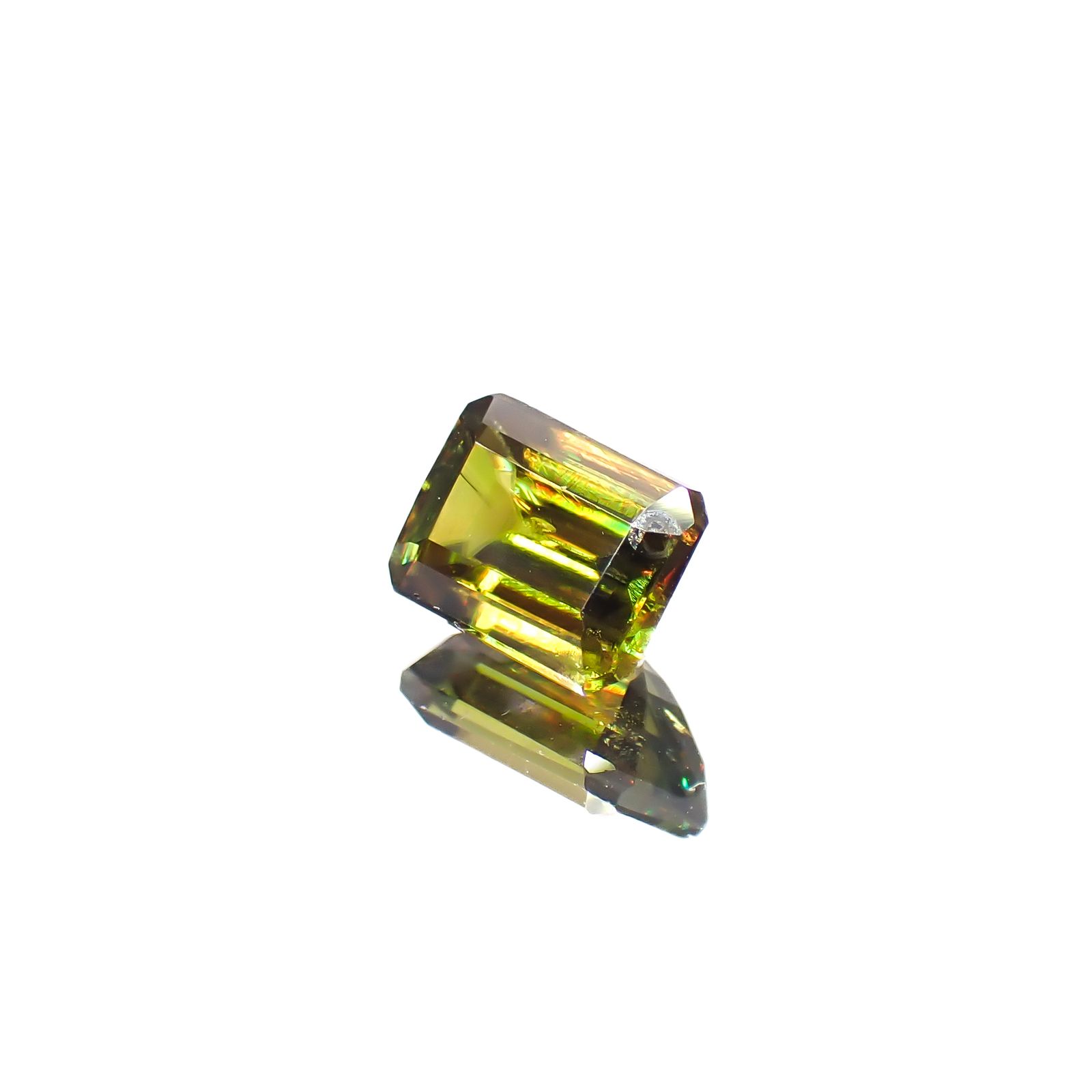 カラーチェンジスフェーン(宝石名スフェーン / カラーチェンジ・タイプ)パキスタン産 0.97ct 識別済[240627958]6.2x4.5mm前後