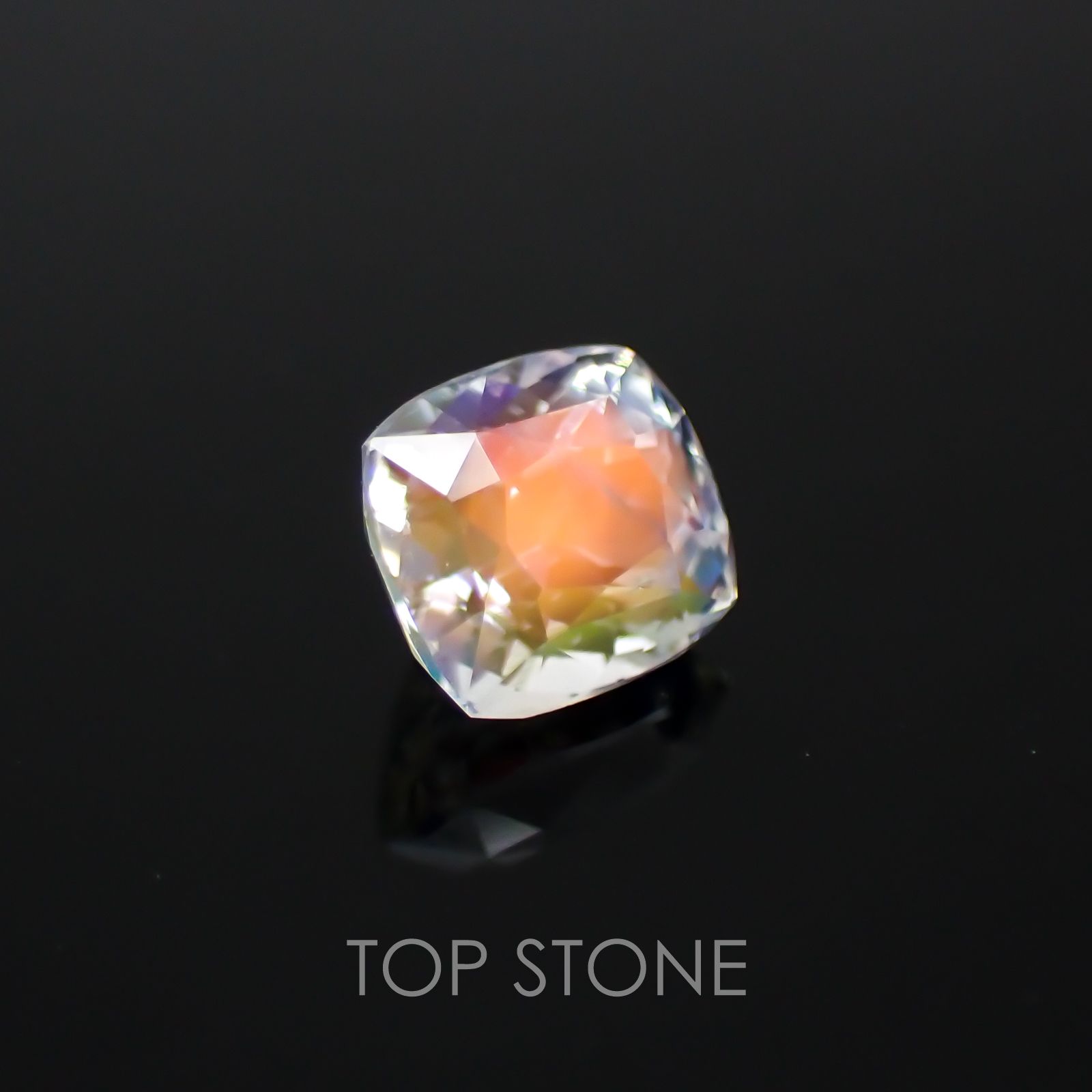 レインボームーンストーン(アンデシンラブラドライト) マダガスカル産 ルース 0.72ct[21059637]5.7×5.1mm前後