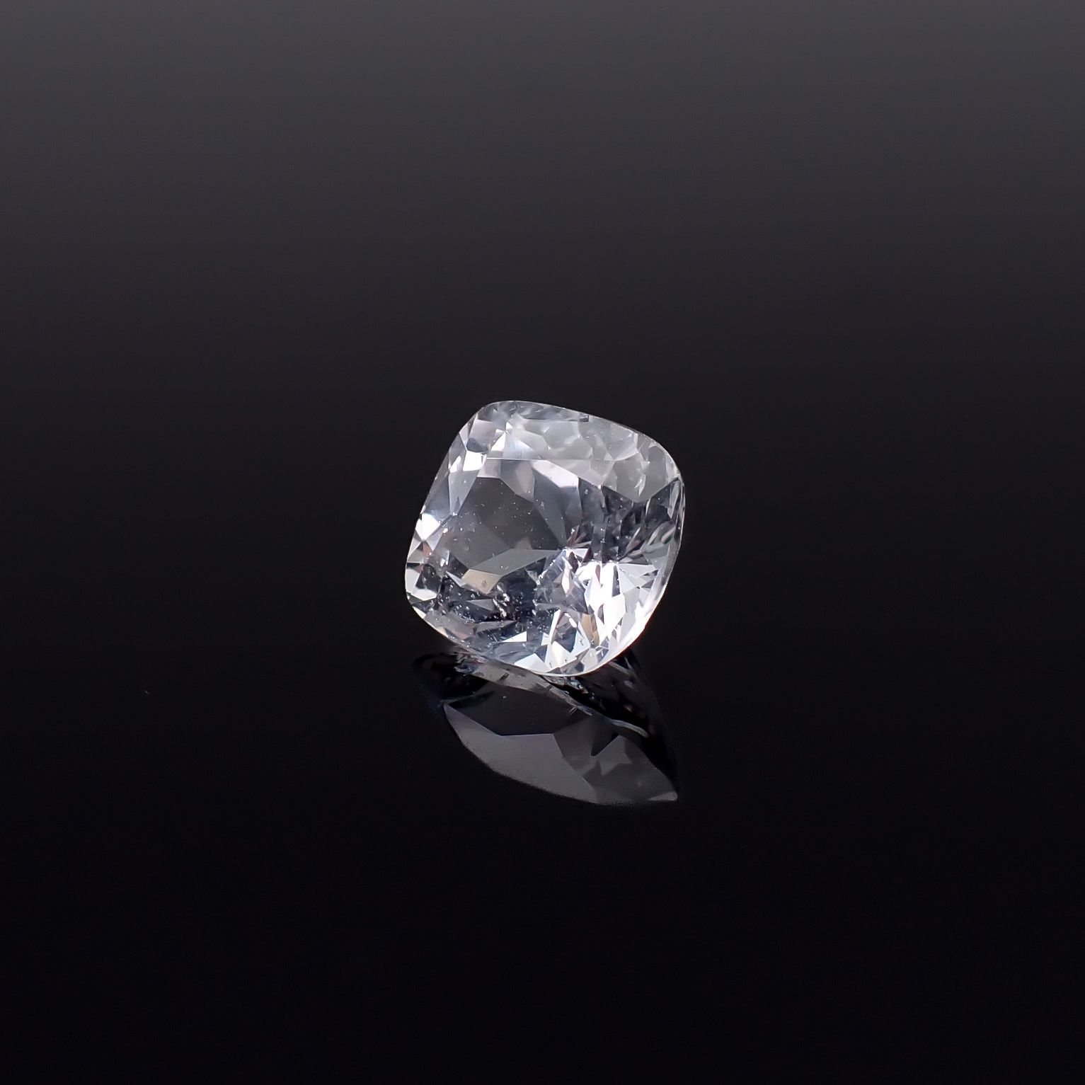 シルバーアパタイト フルオレッセンス アフリカ産 識別済 1.41ct / 6.8x6.4mm前後 [260632515]