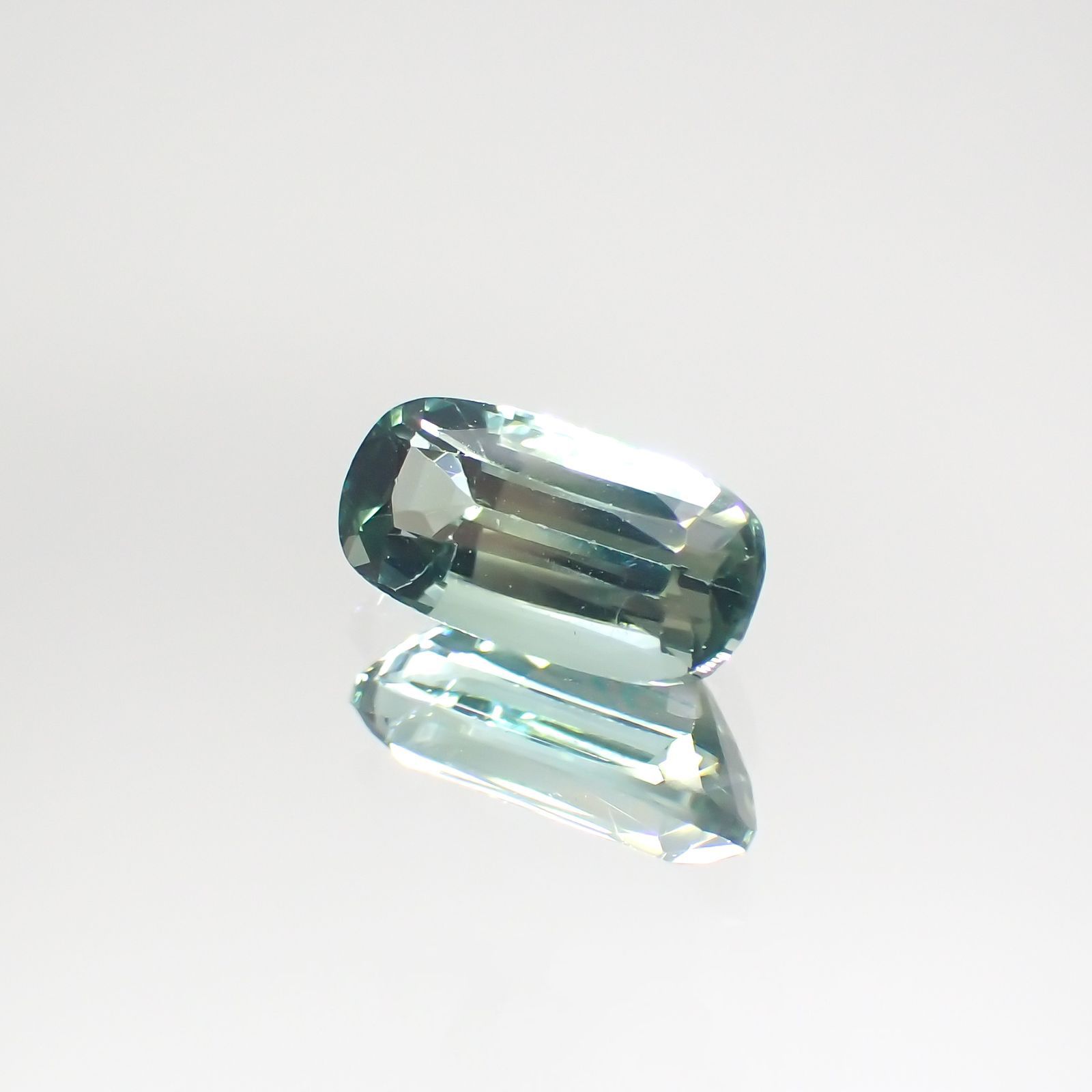 ブルーグリーントルマリン(宝石名グリーン・トルマリン) アフガニスタン産 0.94ct 識別済[211013584]8.1×4.1mm前後