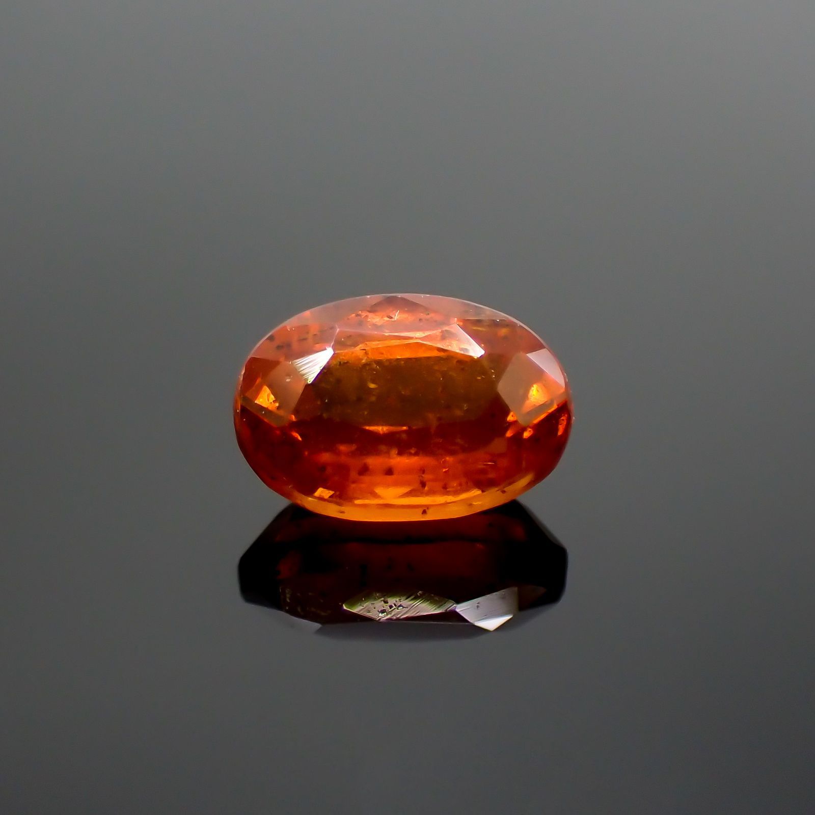 オレンジカイヤナイト(宝石名カイヤナイト) ネパール産 0.74ct 識別済[210310582]6.1×4mm前後