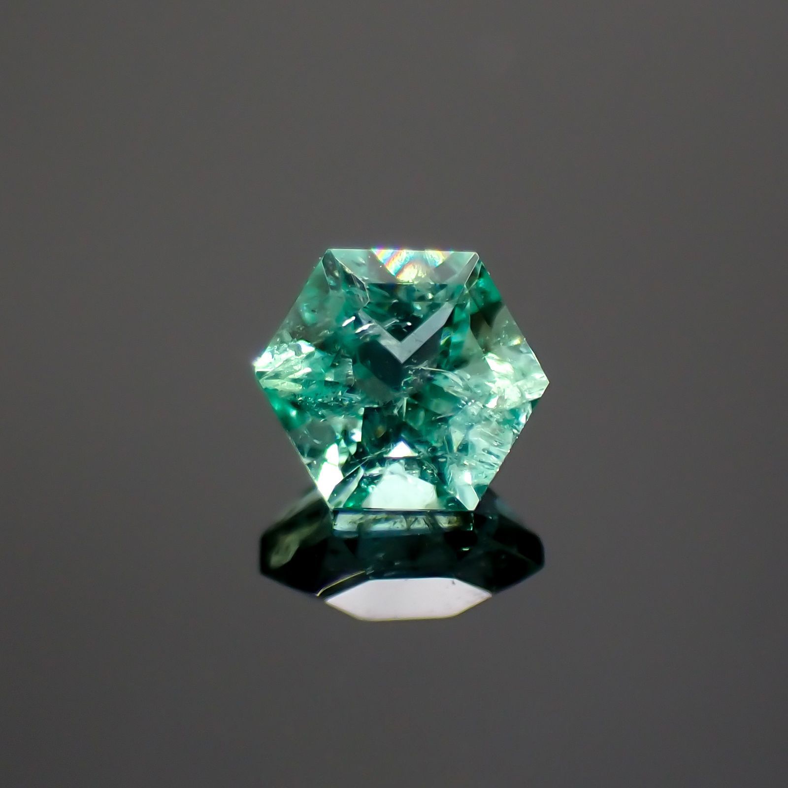 ◇ヘキサゴンカット◇エメラルド(宝石名エメラルド) ザンビア産 0.13ct 識別済[210611009]3×3mm前後