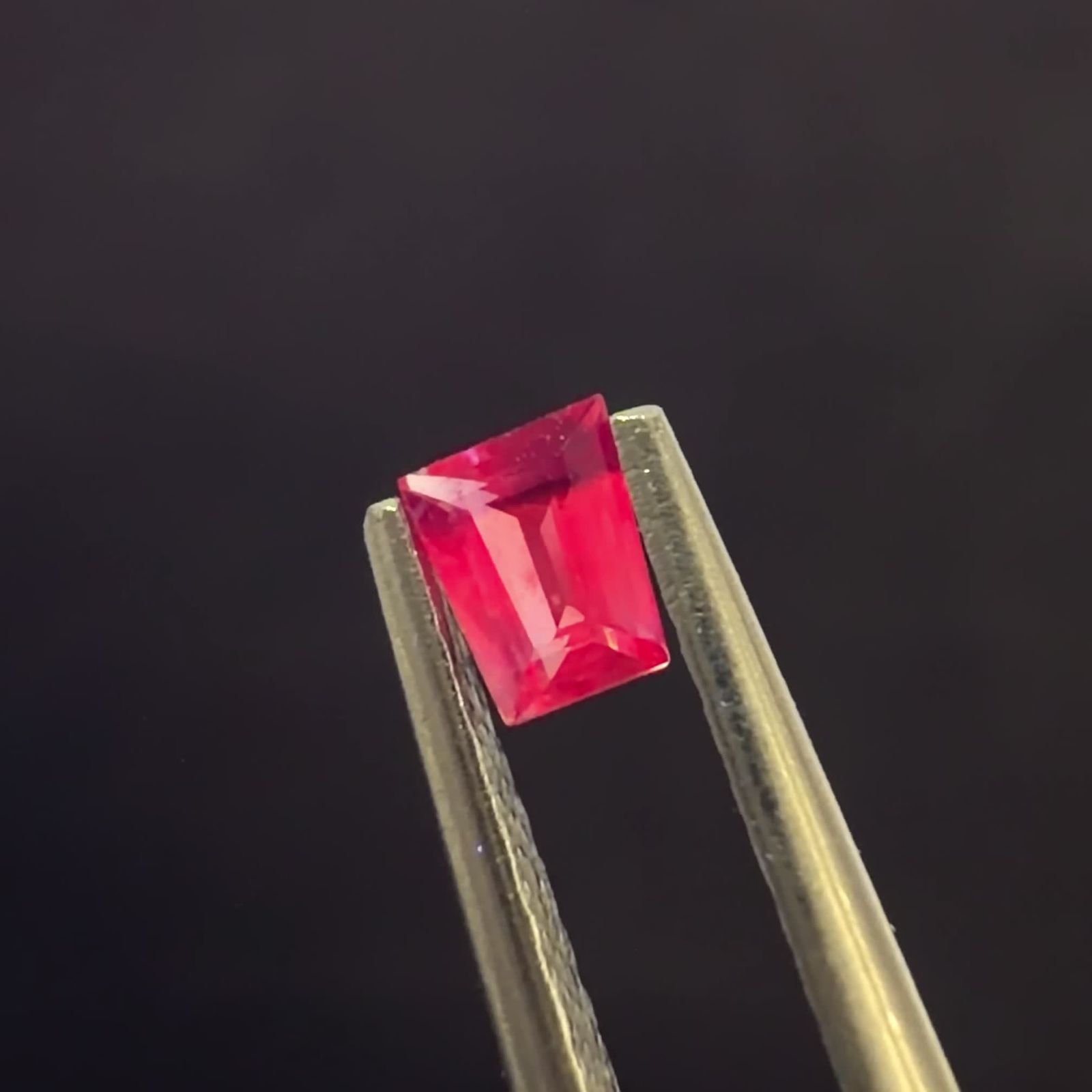 ウィンザーサファイア タンザニア・ウィンザー産 0.18ct / 3.6x3mm前後