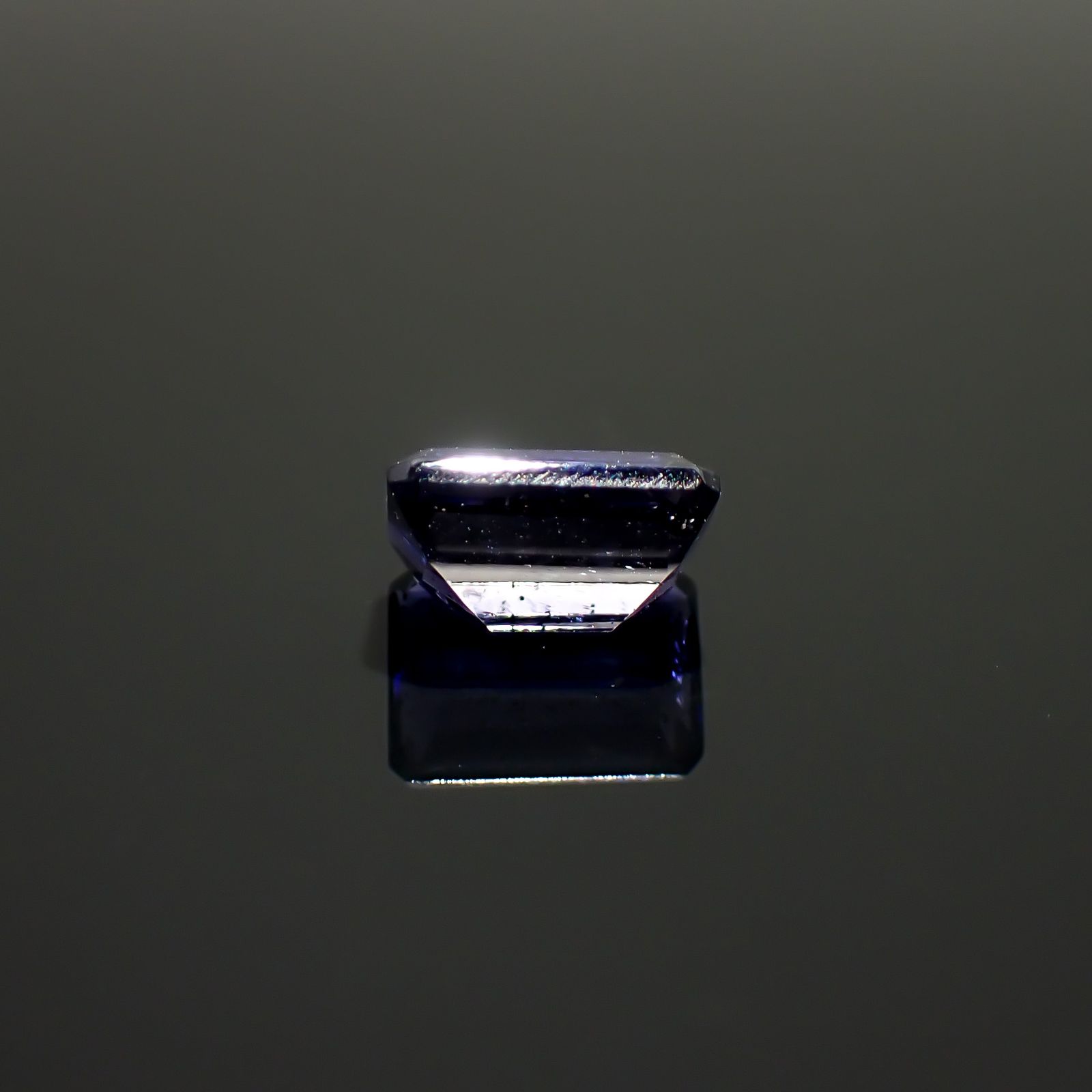 アイオライトサンストーン インド/ブラジル産 0.93ct / 6.9x4.9mm前後 [260932633]