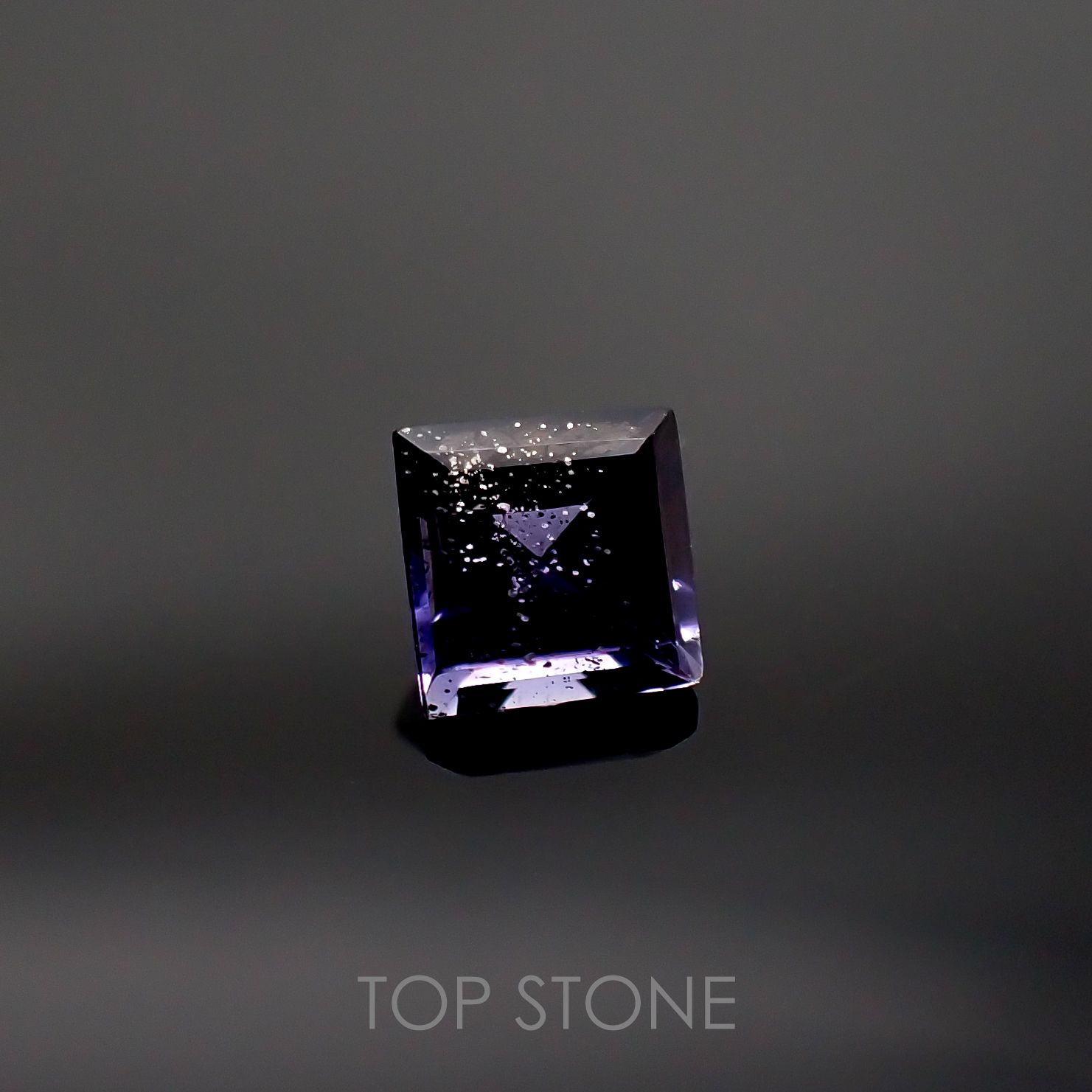 アイオライトサンストーン インド・ブラジル産 ルース 0.6ct[210711616]5.1×5.1mm前後