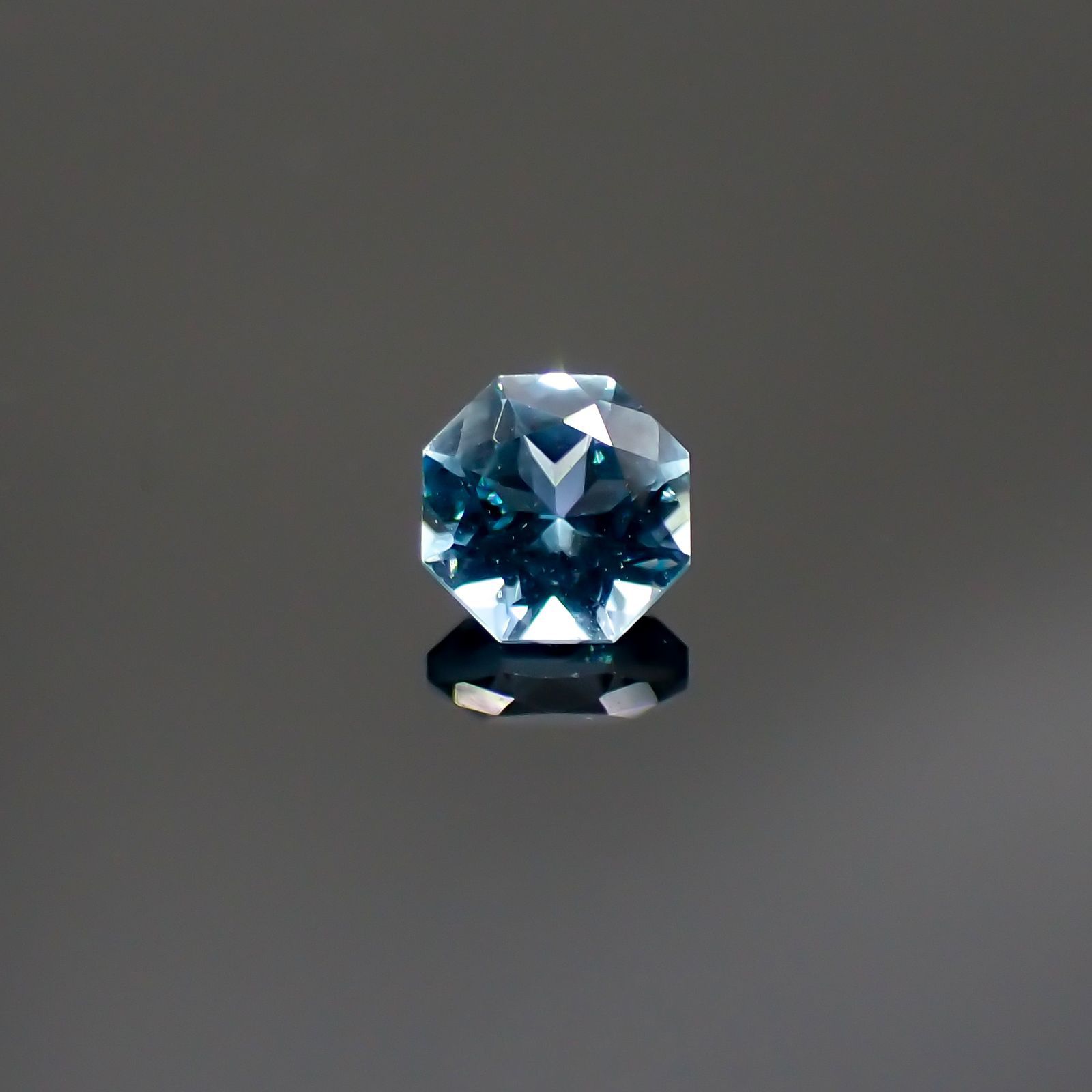 ◇オクタゴンカット◇スイスブルートパーズ(宝石名ブルー・トパーズ)ブラジル産 0.33ct 識別済[220113906]4x3.9mm前後