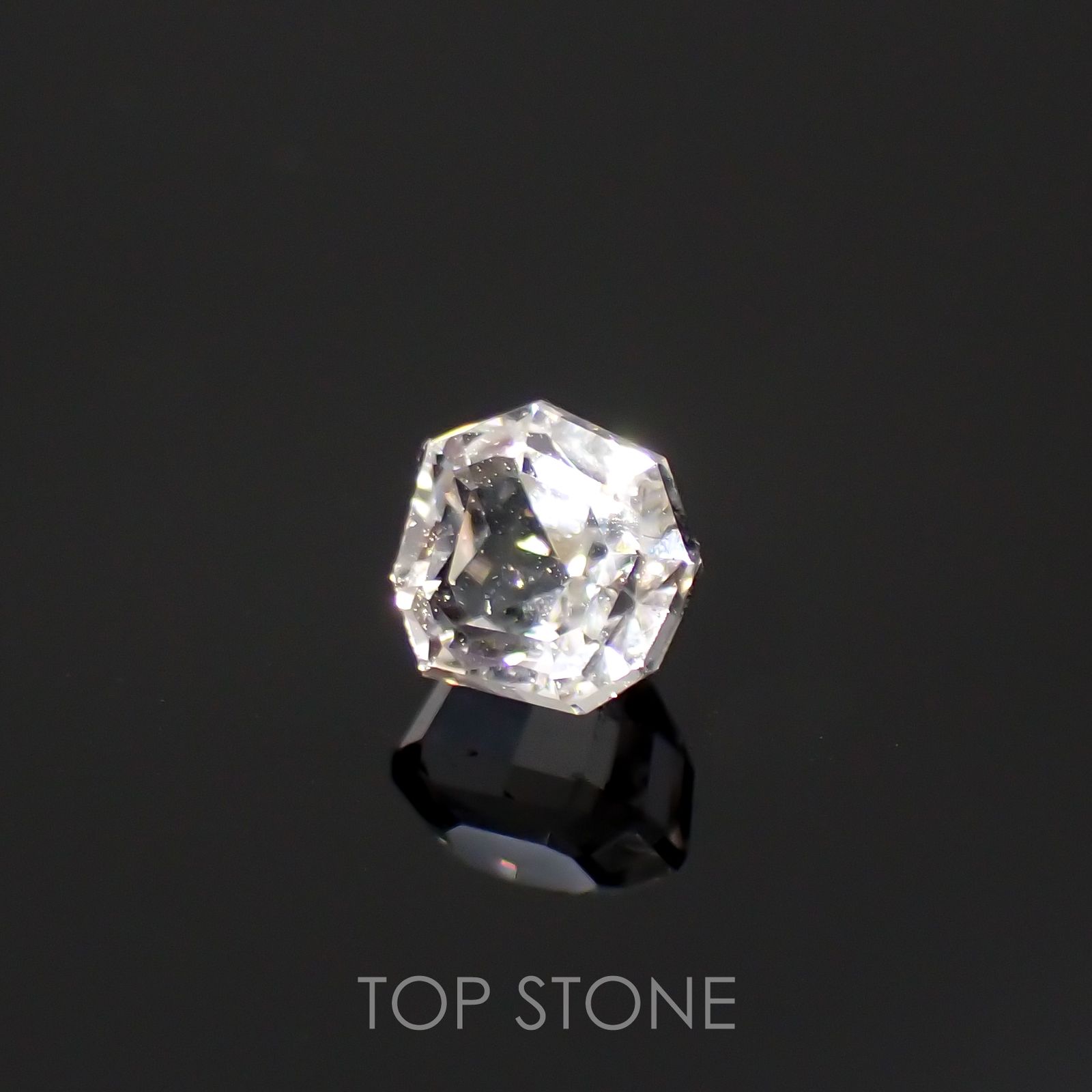 カラーレスエンスタタイト(宝石名ホワイト・エンスタタイト)スリランカ産 0.79ct 識別済[220115574]4.8x4.5mm前後