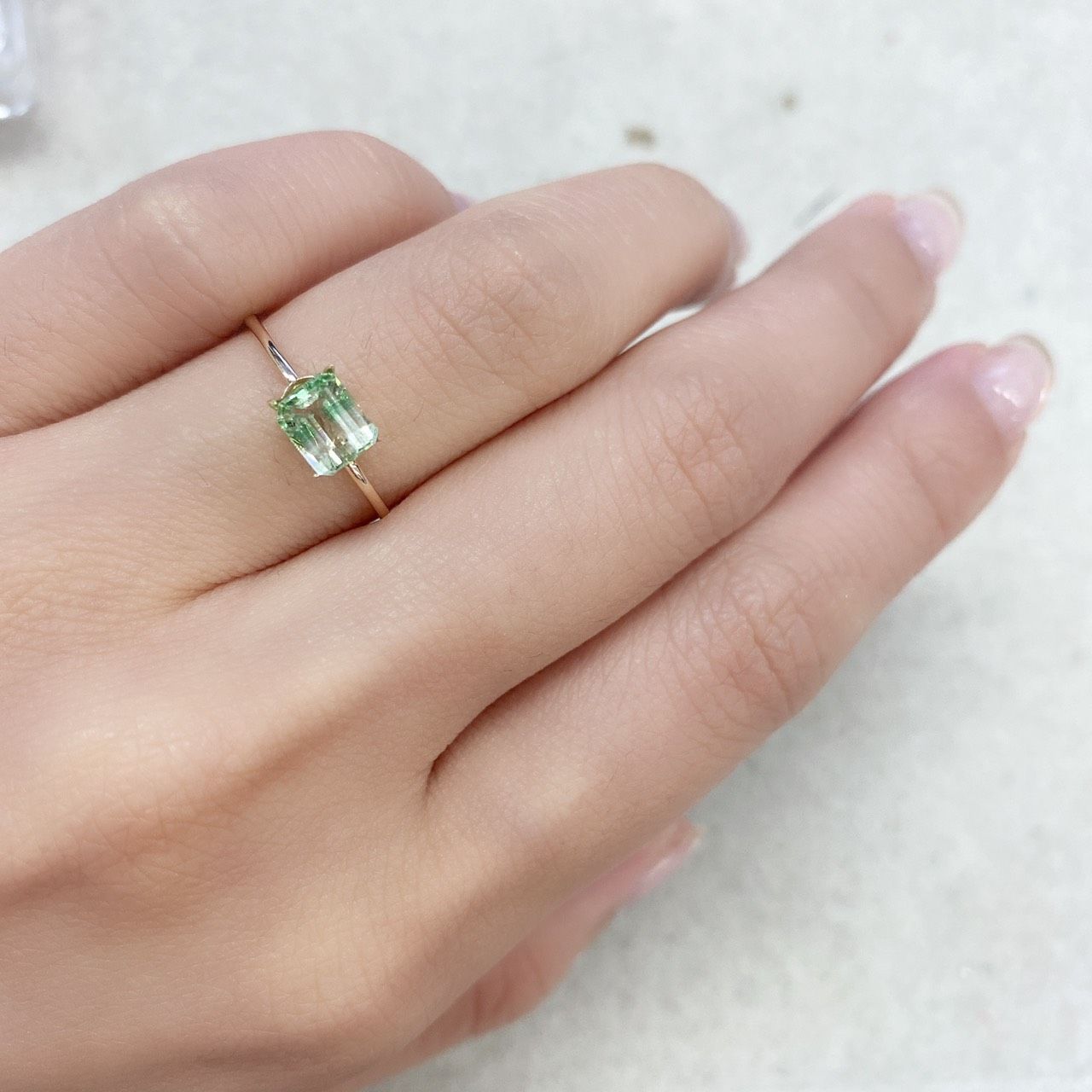 バイカラーツァボライト(宝石名グリーン グロッシュラー・ガーネット) タンザニア産 0.97ct 識別済[210711567]5.9×4.8mm前後