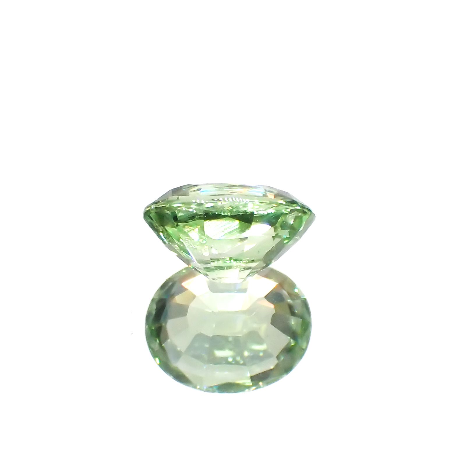 ミントガーネット(宝石名ガーネット)タンザニア産 0.92ct 識別済[230823062]6.5x5.3mm前後