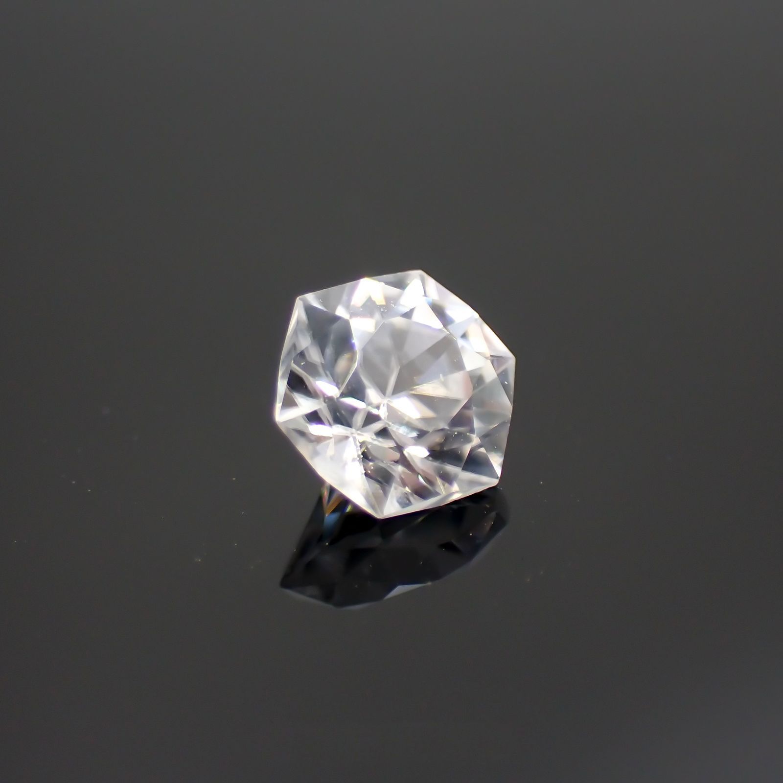 ◇ヘキサゴンカット◇カラーレスジルコン(宝石名ホワイト・ジルコン)スリランカ/カンボジア産 0.90ct 識別済[220114268]5x4.9mm前後