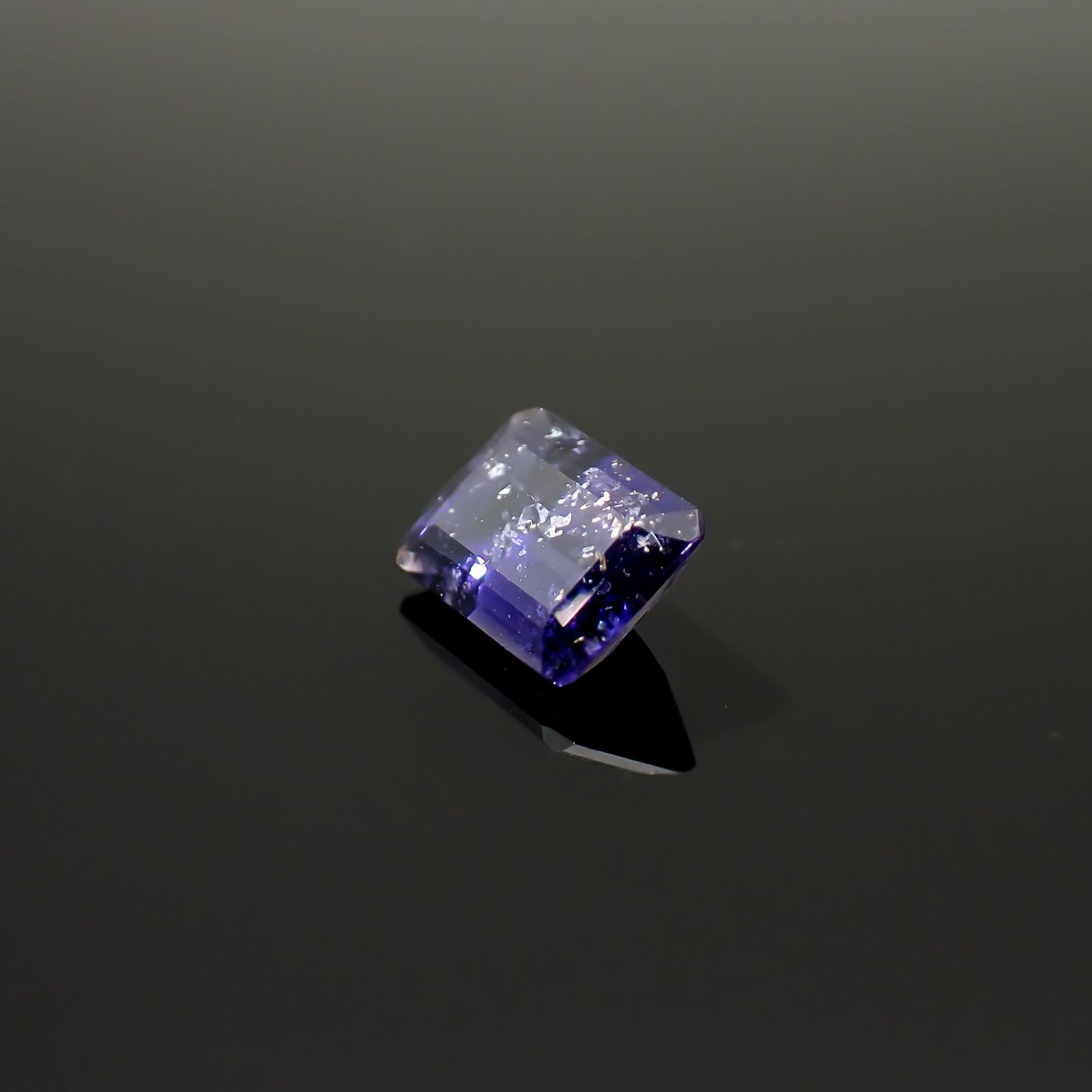 アイオライトサンストーン インド/ブラジル産 0.81ct / 6.9x5mm前後 [260932635]