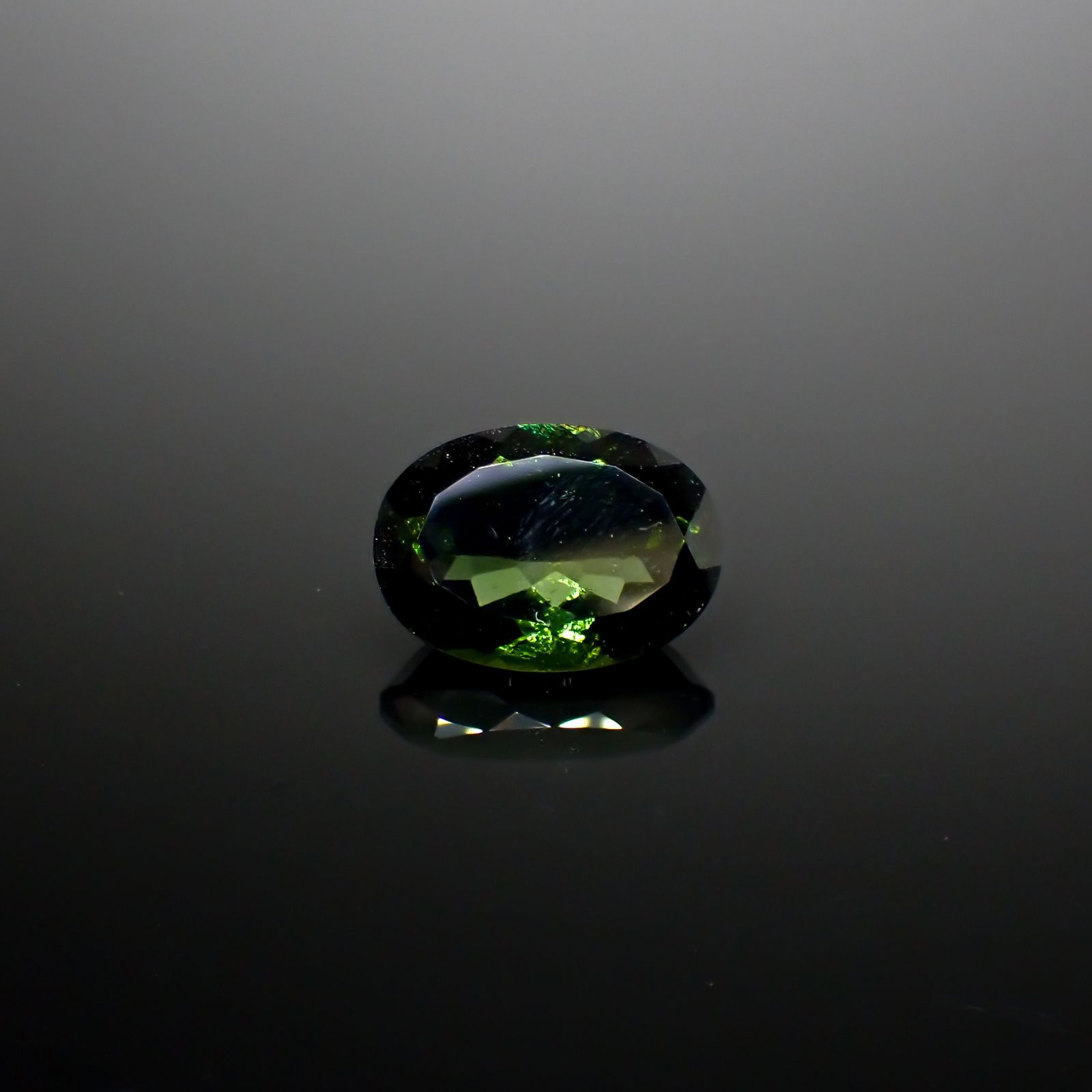 モルダバイト(宝石名モルダバイト)発見地：旧チェコスロバキア 10.94ct 識別済[241129476]18.4x13.2mm前後