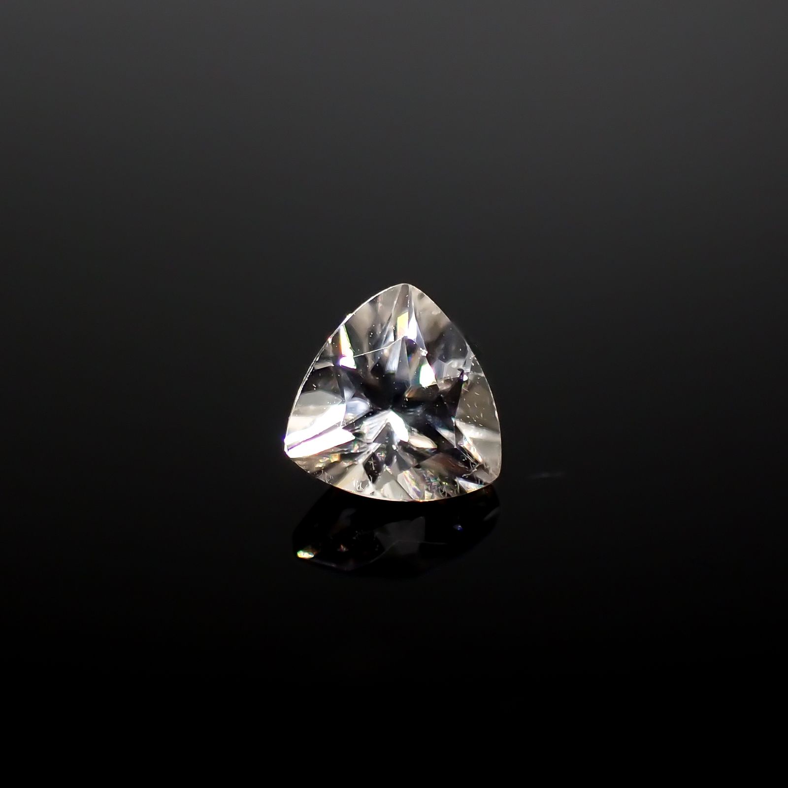カラーレスジルコン(宝石名ジルコン)スリランカ/カンボジア産 0.92ct 識別済[240928898]5.4x5.6mm前後
