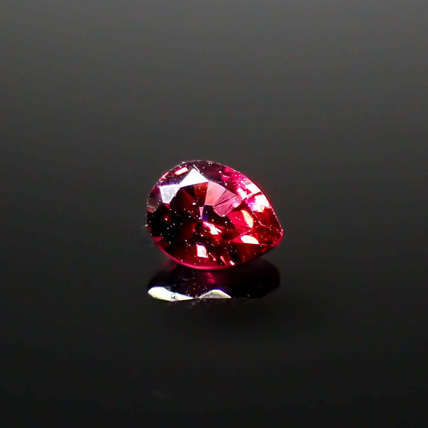 レッドスピネル ビルマ産 0.16ct[240728580]3.8x3mm前後