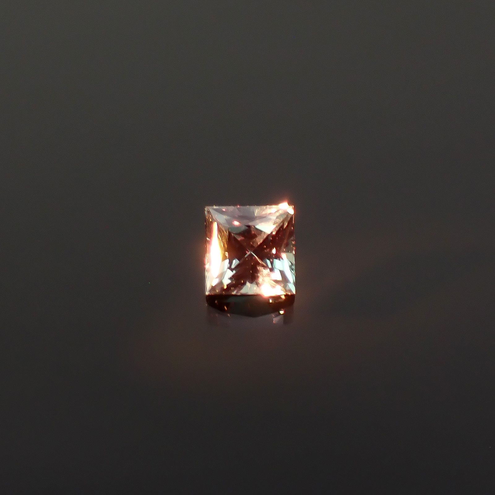 ◇プリンセスカット◇アレキサンドライト ブラジル産 EmeraldMains社製 0.084ct / 2.3x2.3mm前後 [260131575]