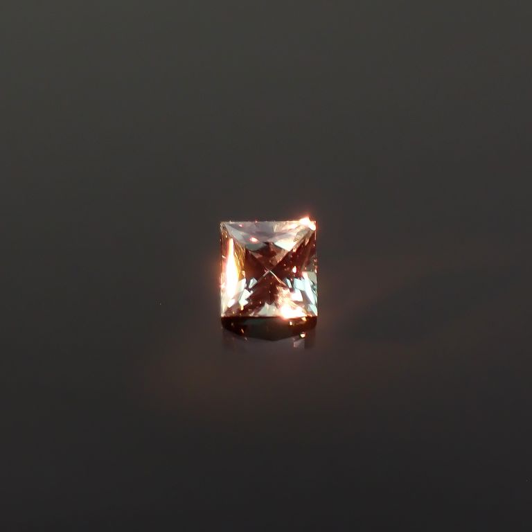 電球色(ライト)の照射で変色