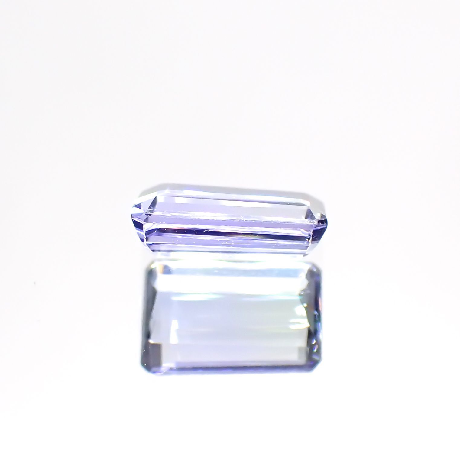 バイカラータンザナイト(宝石名バイカラー・ゾイサイト) タンザニア産 0.983ct ソ付(彩珠)[210610942]7.2×4.9mm前後