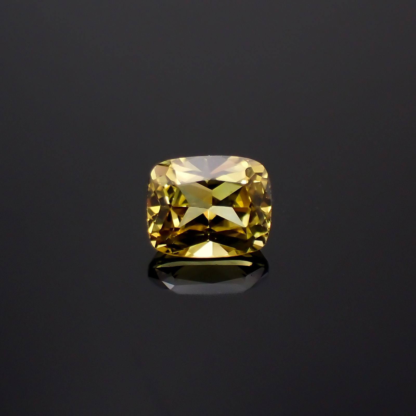 マリガーネット(宝石名グロッシュラー アンドラダイト・ガーネット)マリ共和国産 0.61ct 識別済[231124334]5.4x4.3mm前後