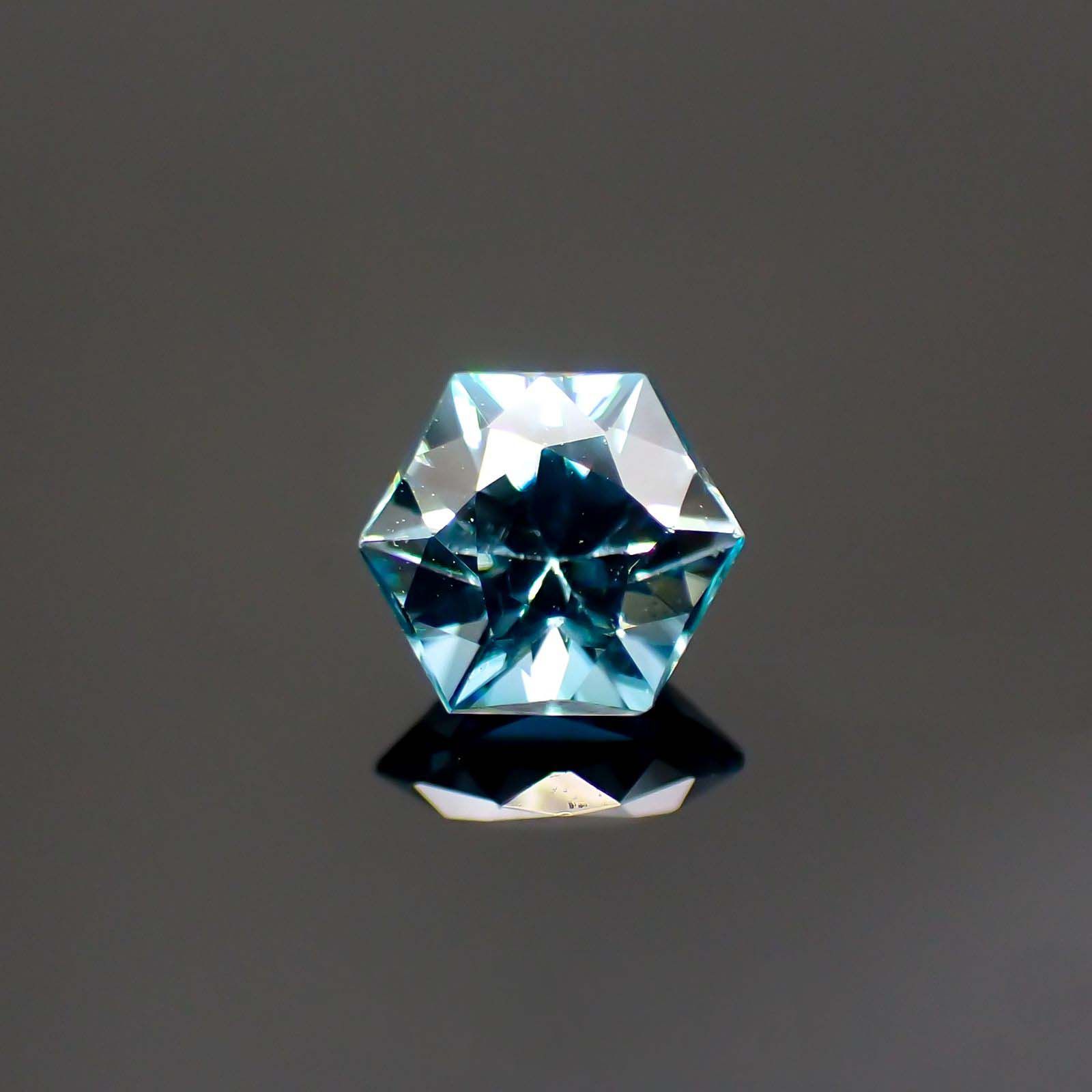 ◇ヘキサゴンカット◇ブルージルコン(宝石名ジルコン)カンボジア産 0.78ct 識別済[220113995]4.9x4.8mm前後