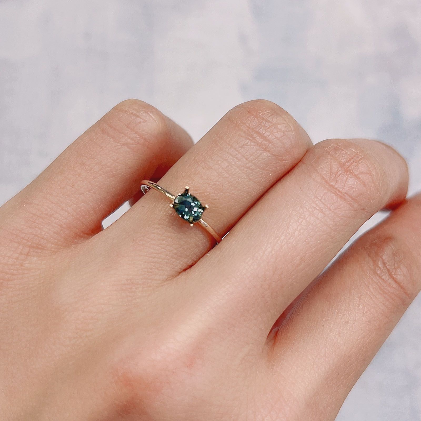 サファイア(宝石名サファイア)ケニア産 0.48ct 識別済[220717081]5x4mm前後