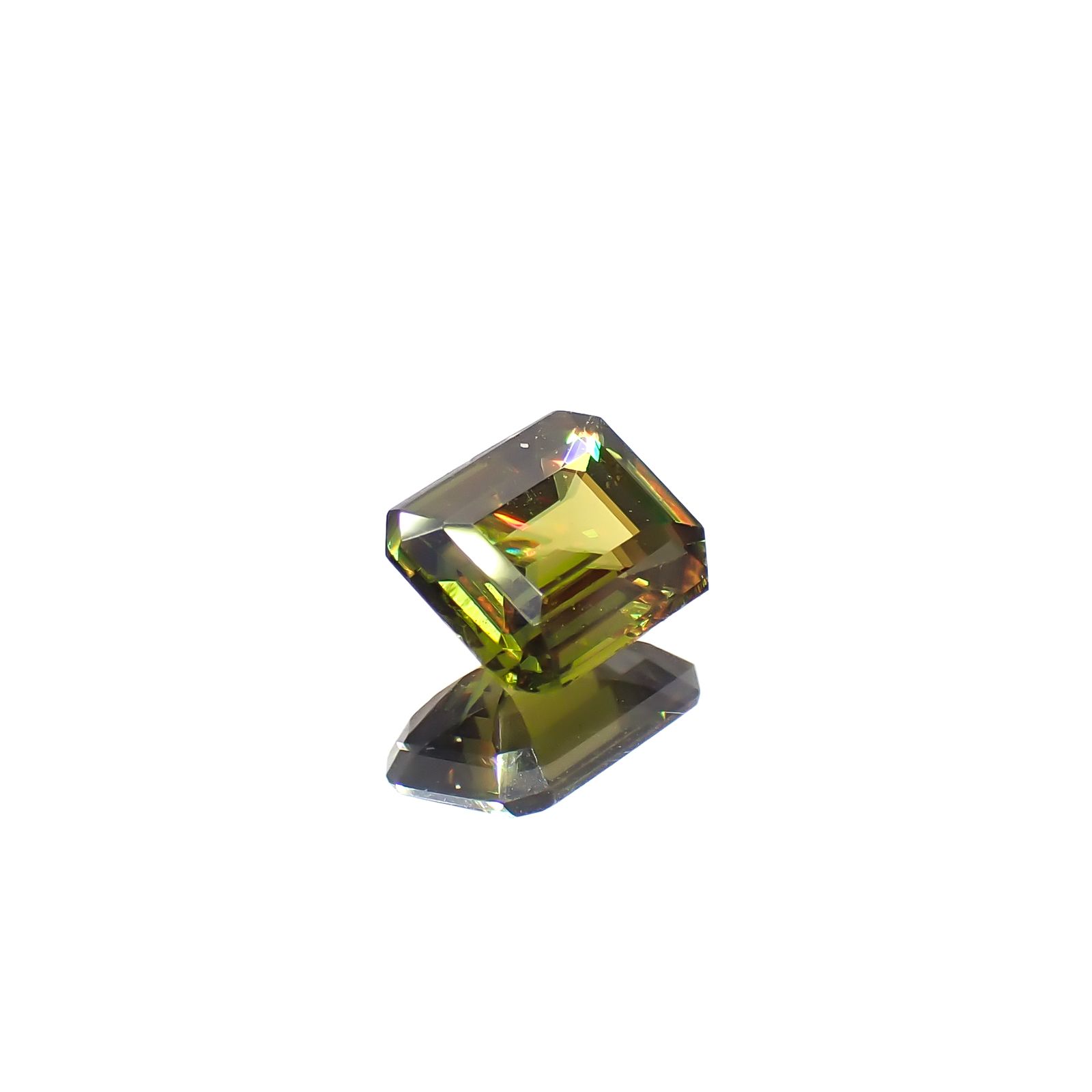 カラーチェンジスフェーン(宝石名スフェーン / カラーチェンジ・タイプ)パキスタン産 0.63ct 識別済[240627953]5.6x4.6mm前後