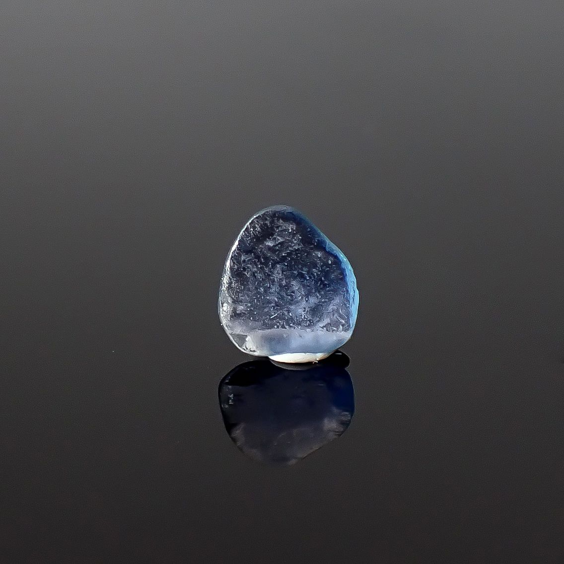 ヨーゴサファイア原石 アメリカ・モンタナ州ヨーゴ渓谷産 0.40ct / 6.5x5.8mm前後 [260431984]