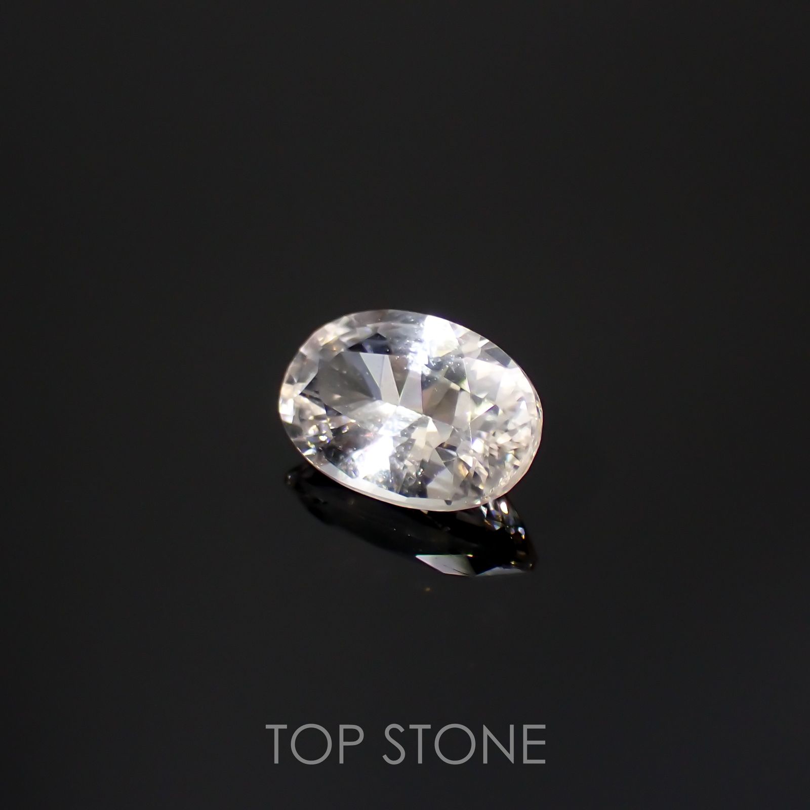 カラーレスエンスタタイト(宝石名ホワイト・エンスタタイト)スリランカ産 0.88ct 識別済[220115570]7.4x5mm前後