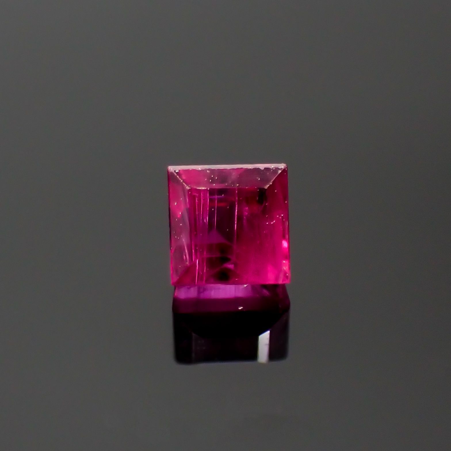 ルビー タイ/ビルマ産 0.25ct[220616362]2.8x2.8mm前後