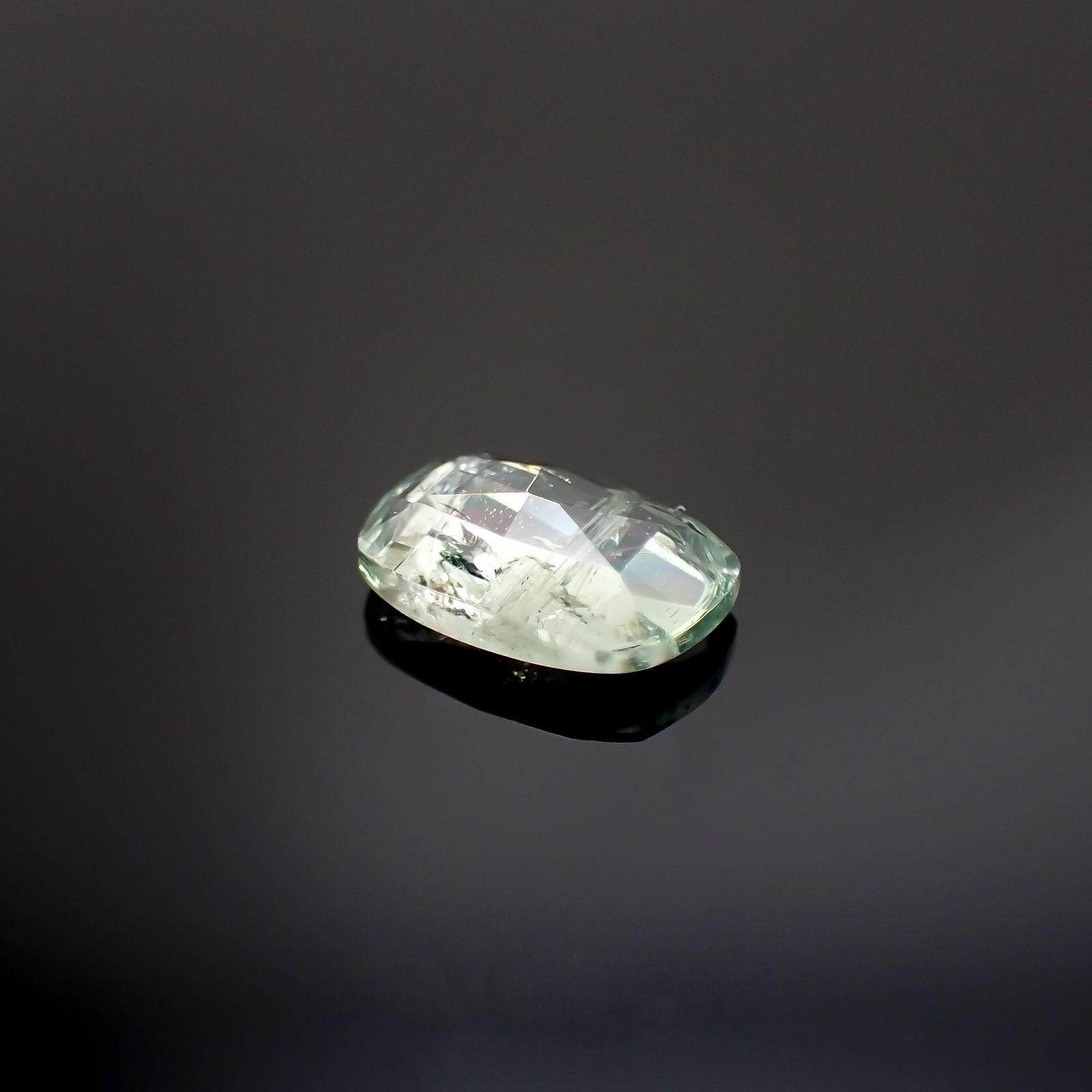 ◇ローズカット◇バナジウムコーネルピン(宝石名コーネルピン)タンザニア・タンガ州産 0.82ct 識別済[220115555]7.2x4.5mm前後