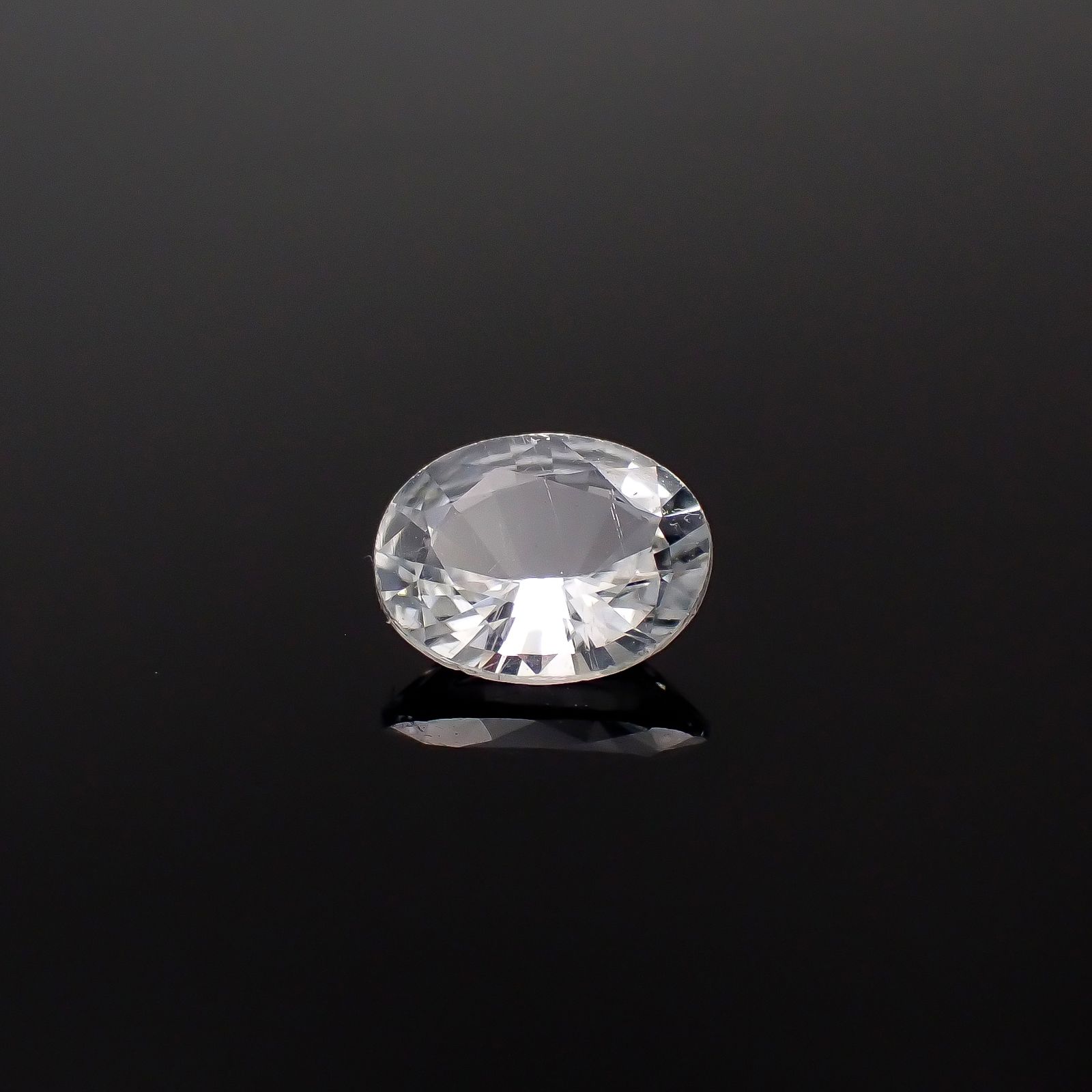 カラーレスサファイア スリランカ産 0.63ct[240527486]6.1x5mm前後