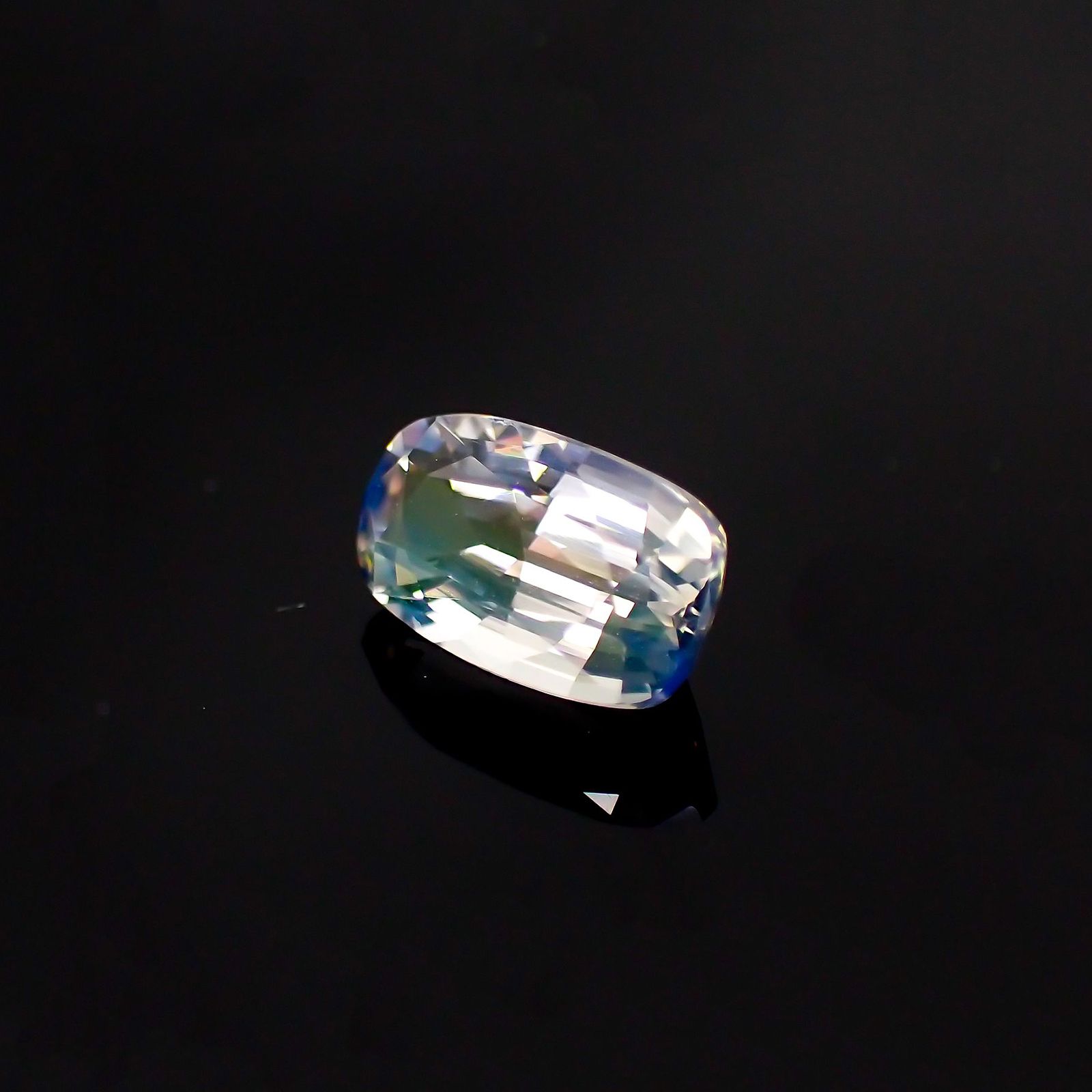 レインボームーンストーン(宝石名ラブラドライト) マダガスカル産 1.101ct ソ付(彩珠)[210611247]8.5×4.9mm前後