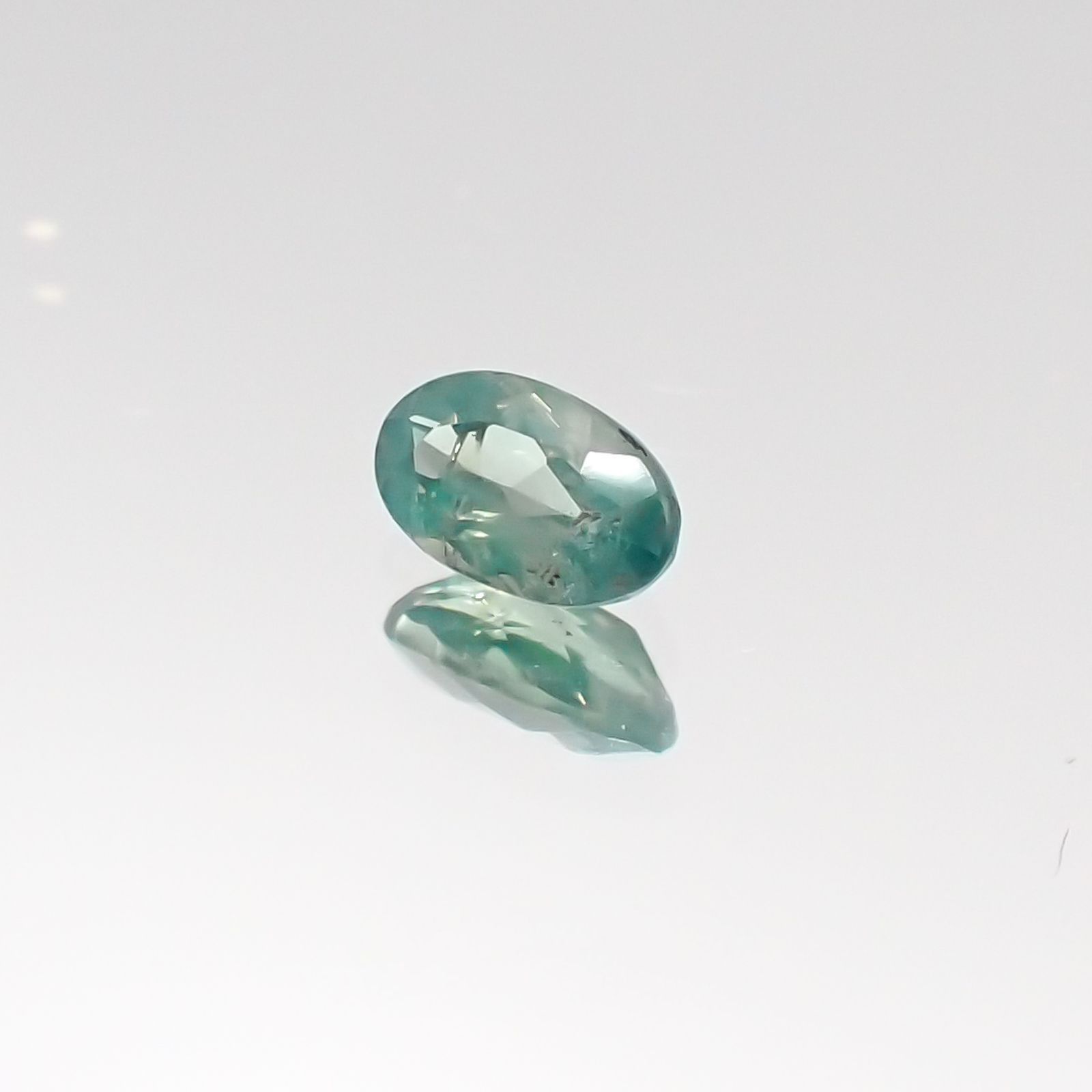 アレキサンドライト(宝石名アレキサンドライト)ブラジル・ミナスジェライス州ヘマチタ鉱山産 0.18ct 識別済[231023947]4.3x2.6mm前後