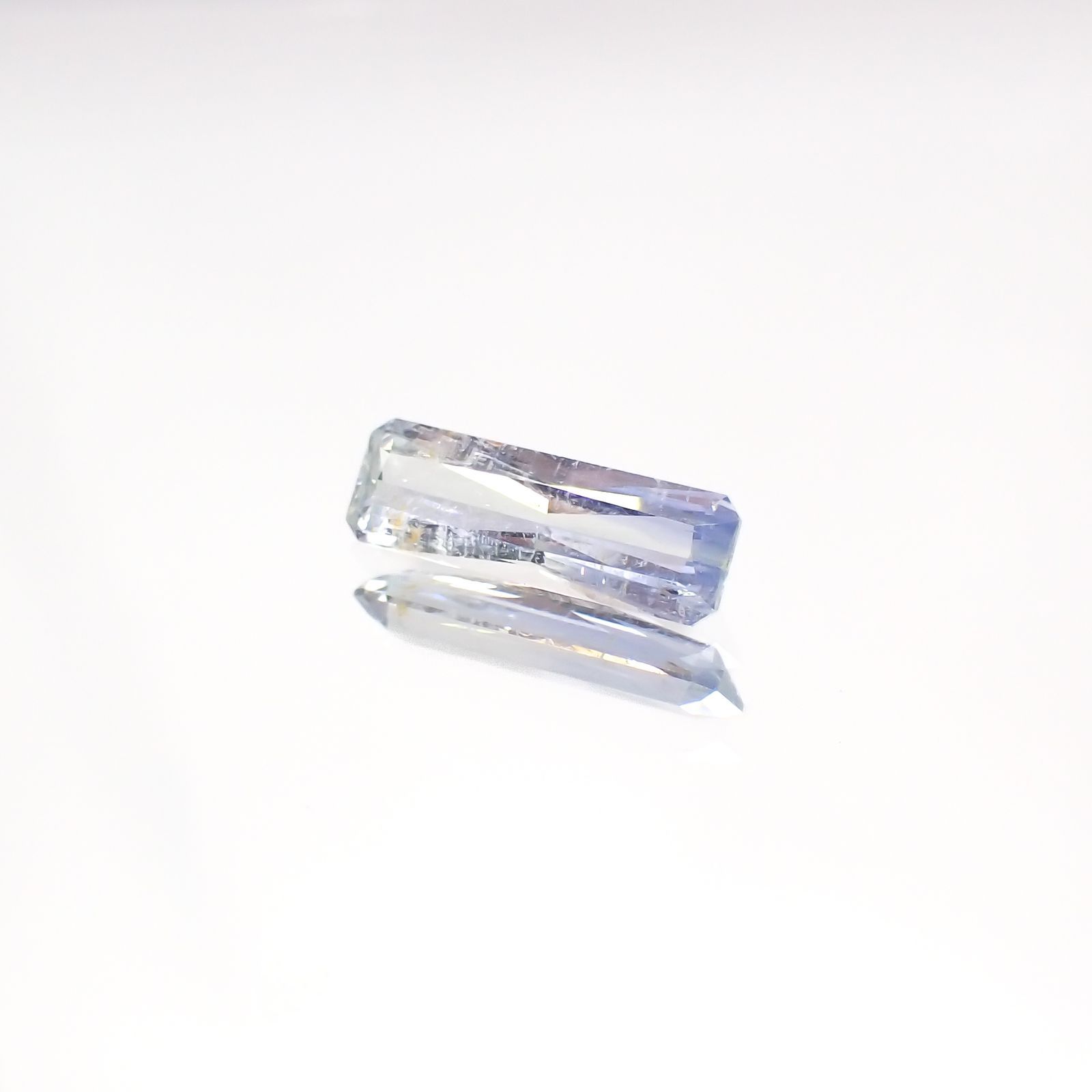 ジェレメジェバイト(宝石名エレメジェバイト)ナミビア産 0.904ct ソ付(彩珠)[220616455]11.4x3.6mm前後