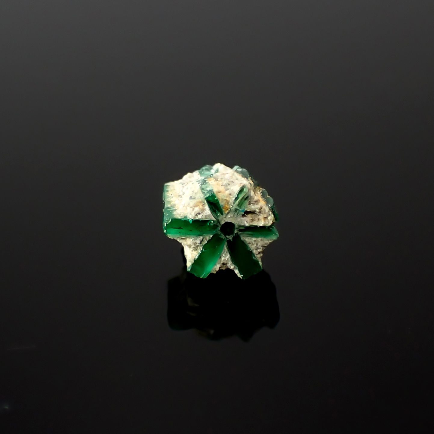 逆トラピッチェエメラルド 原石 コロンビア産 0.35ct[240627848]3.5x3.4mm前後