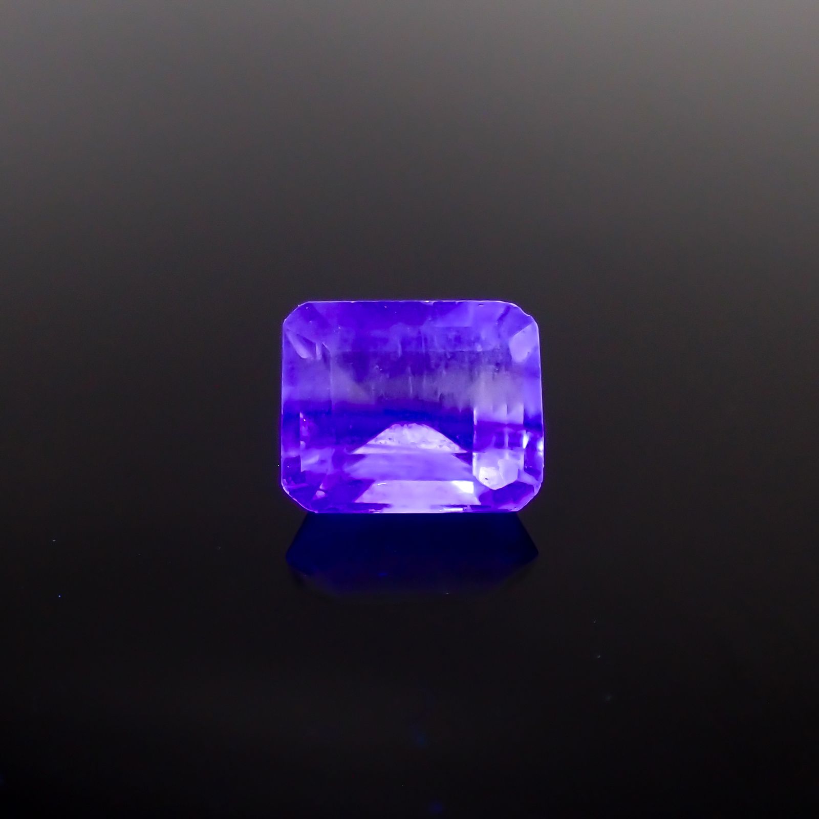 バイカラーフローライト フルオレッセンス ブラジル産 4.11ct[230722973]9.8x8mm前後
