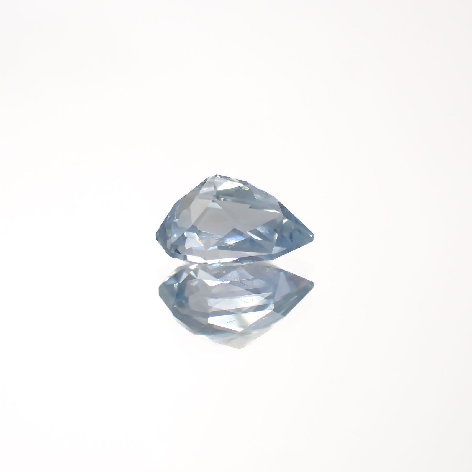 ◇カスタムカット◇アイスブルーサファイア(宝石名サファイア)スリランカ/マダガスカル産 0.91ct 識別済[220918077]7x4.8mm前後