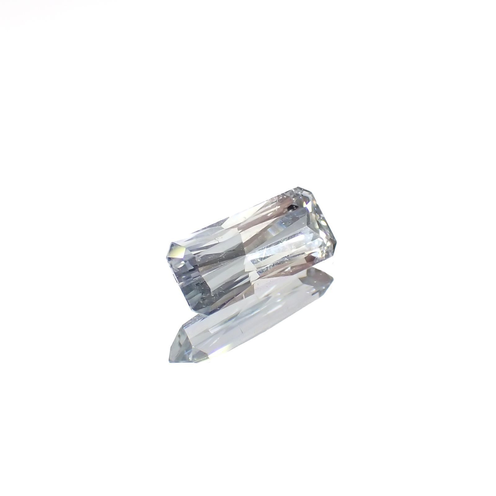 ジェレメジェバイト(宝石名エレメジェバイト)ナミビア産 識別済 0.82ct / 9.2x3.9mm前後 [220616312]