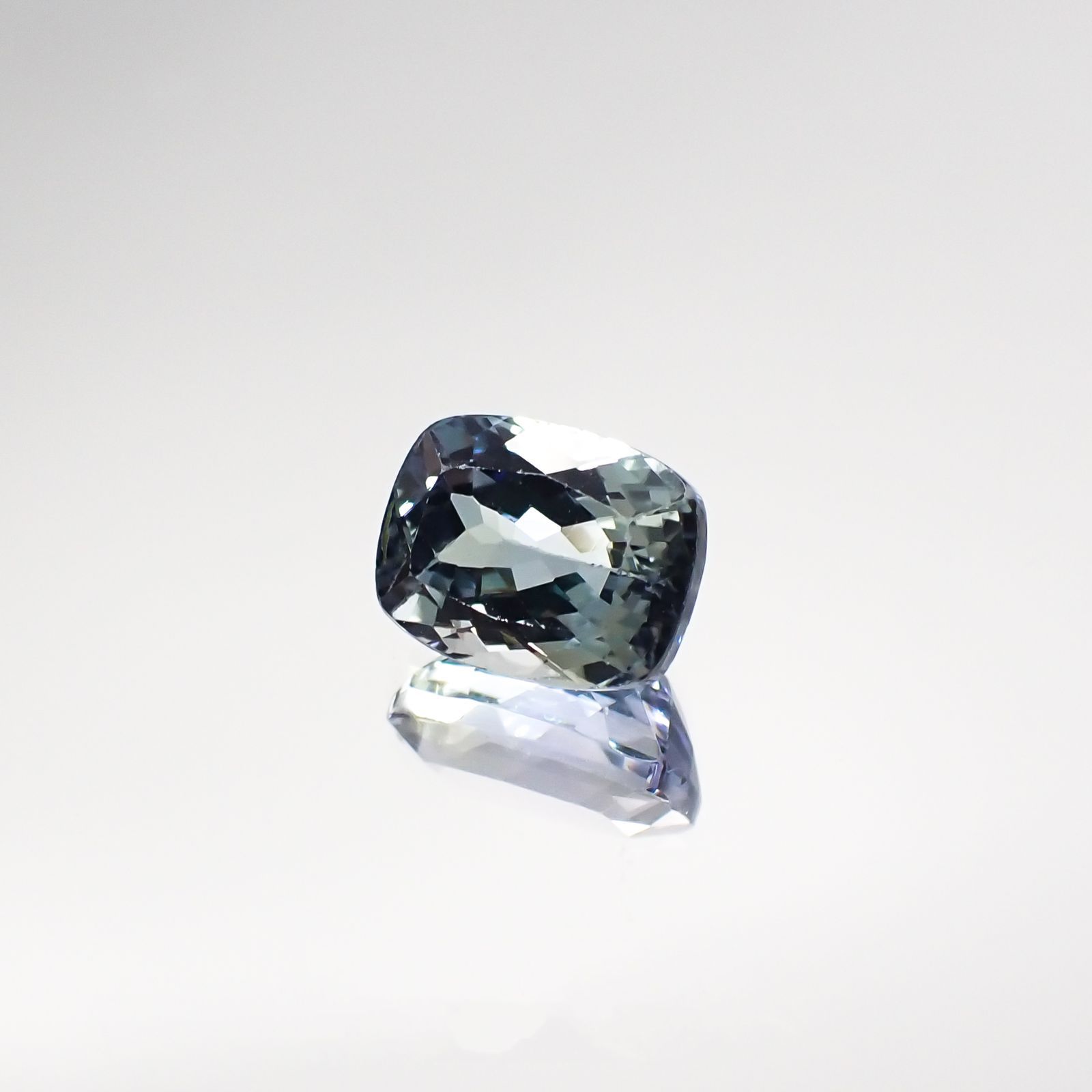 パーティカラータンザナイト(宝石名タンザナイト) タンザニア産 2.316ct ソ付(彩珠)[210711639]8.3×6.3mm前後
