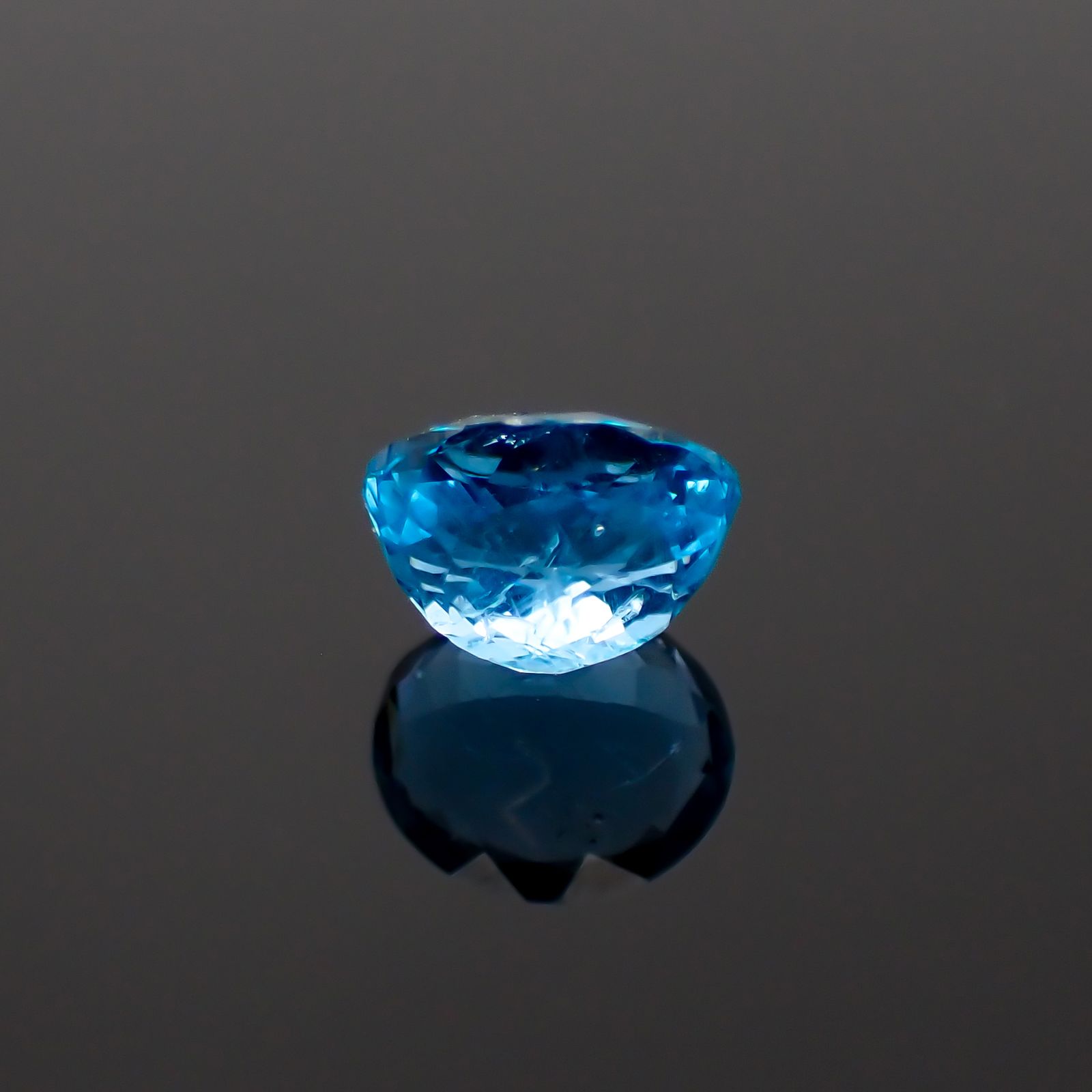 アウイナイト フルオレッセンス(宝石名アウイナイト)ドイツ産 0.586ct ソ付(彩珠)[230722990]5.9x5mm前後