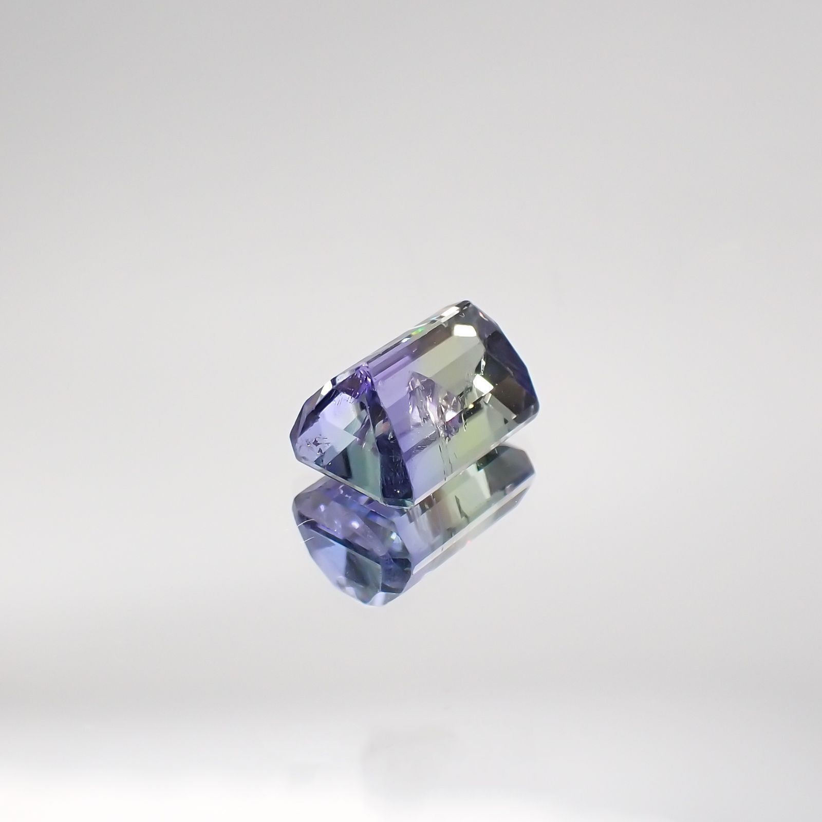 バイカラータンザナイト(宝石名バイカラー・ゾイサイト) タンザニア産 2.786ct ソ付(彩珠)[210711662]8.6×5.9mm前後