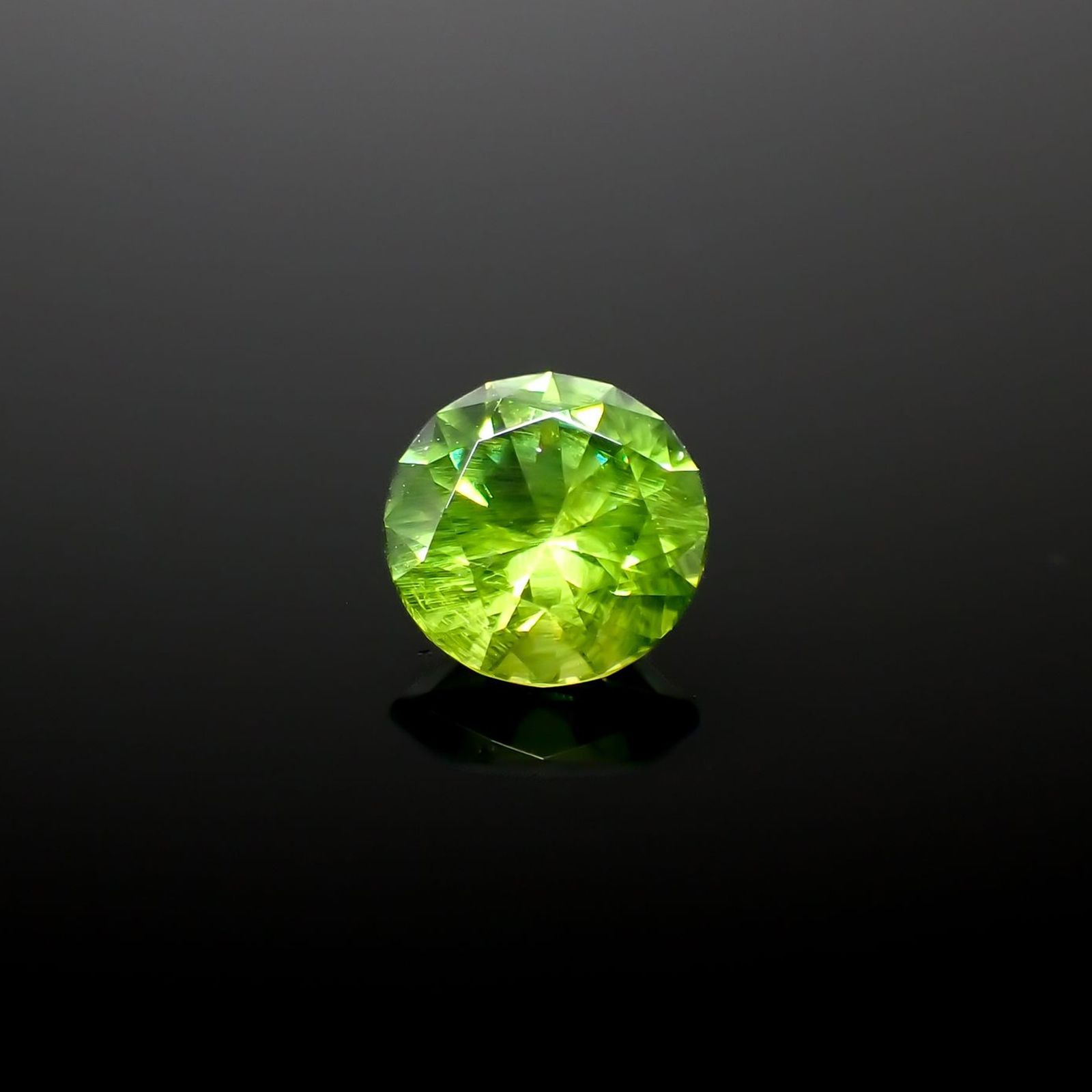 デマントイドガーネット ロシア産 0.59ct / 5x5mm前後 [240427195]