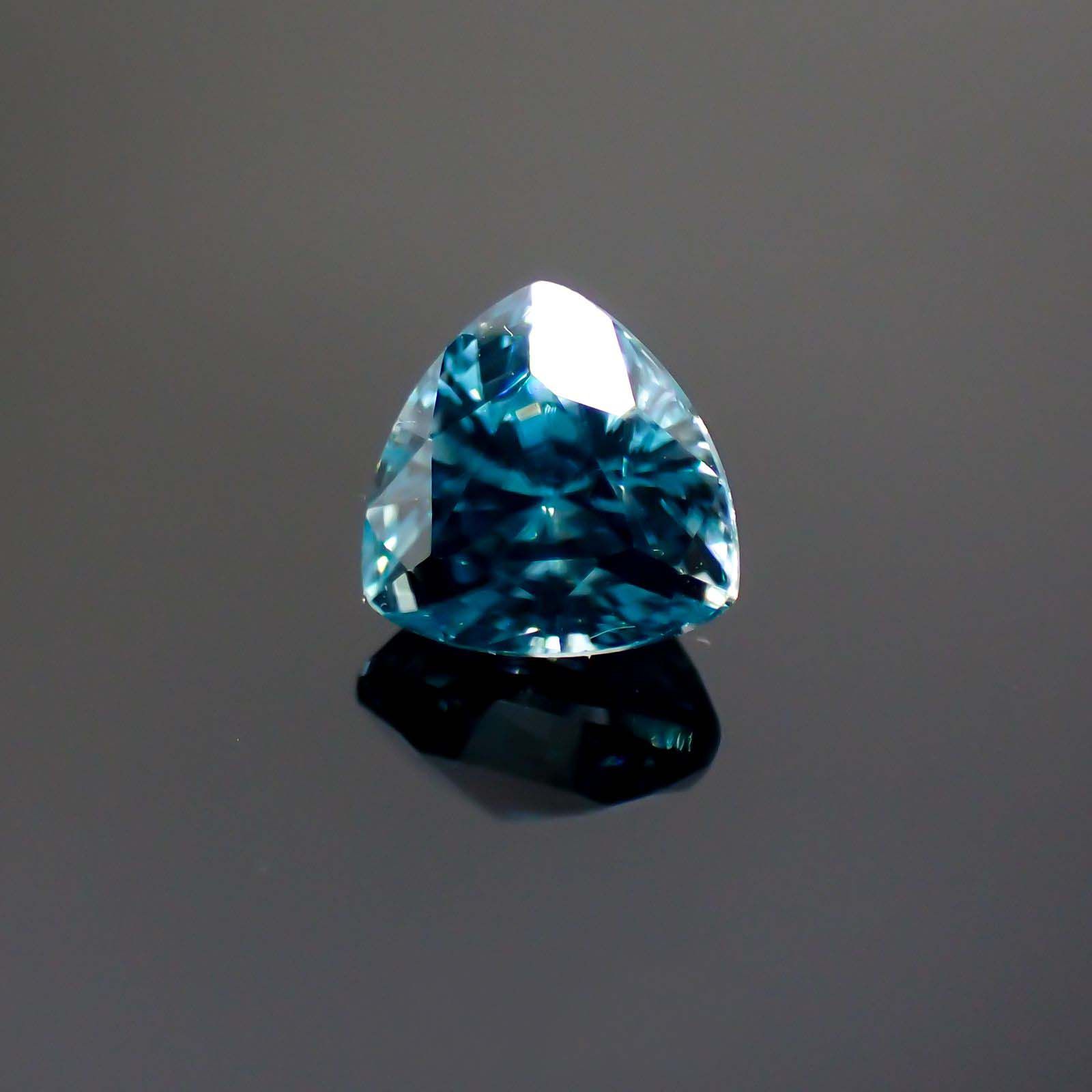ブルージルコン(宝石名ジルコン) カンボジア産 1.43ct 識別済[211013445]6.1×6mm前後