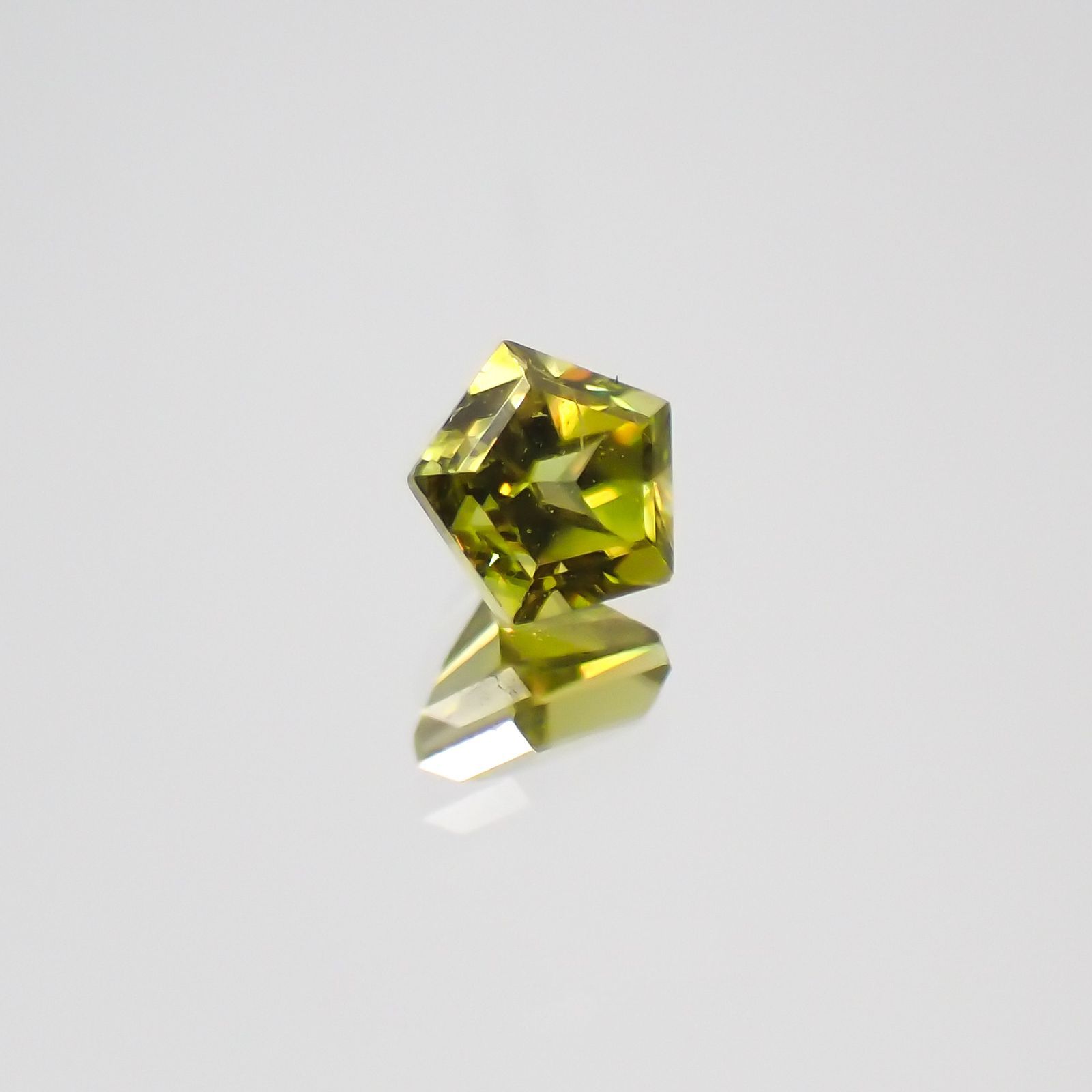 ◇ペンタゴンカット◇スフェーン(宝石名スフェーン) マダガスカル産 0.15ct 識別済[210610963]3×3.2mm前後
