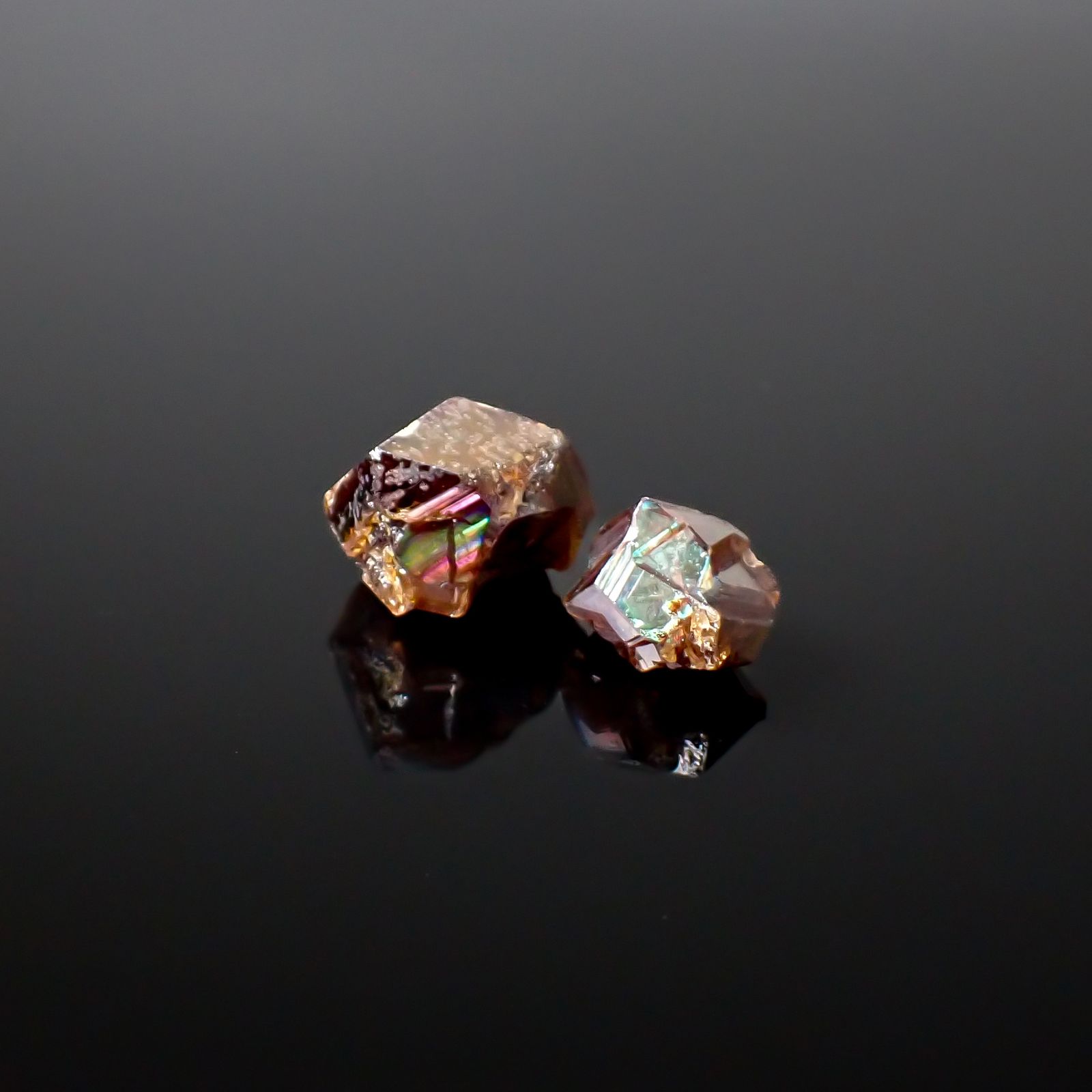 レインボーガーネット原石2個セット 日本・奈良県産 16.16ct(2pcs合計) / 8.8-12.3x8.7-11.8mm前後 [260432075]